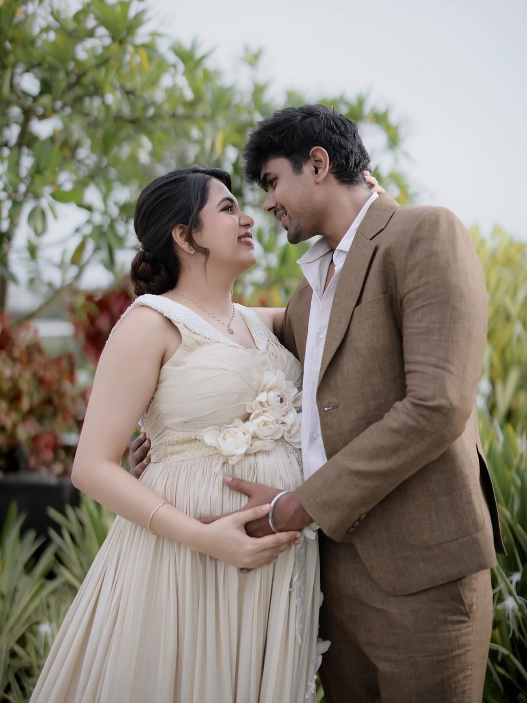 കുഞ്ഞിന്റെ 28 ചടങ്ങ് കഴിഞ്ഞിട്ട് ഇത്തിരി കൂടി സ്പെഷ്യൽ ആയ ഒരു പരിപാടി വരുന്നുണ്ടെന്നും അത് എന്താണ് എന്ന് താൻ പറയുന്നില്ലെന്നുമാണ് ദിയ പറയുന്നത്.നമുക്ക് ഒരു ദിവസം ഒരു ഡേറ്റ് വരുന്നുണ്ട്. ആ ഡേറ്റിന് രണ്ട് സ്പെഷ്യൽ ഒക്കേഷൻ ആണുള്ളത്. ഒരേ ദിവസം വരുന്നത് പോലെ രണ്ടു വിശേഷങ്ങൾ ആണ് ഭാഗ്യവശാൽ കിട്ടിയിരിക്കുന്നത്.