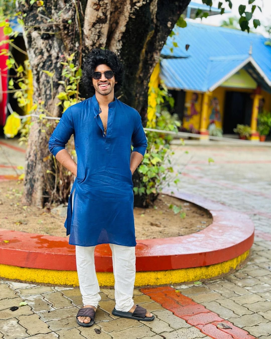 കോണ്ടെന്റ് ക്രിയേറ്ററും ഫുഡ് വ്ലോഗറും ഡാന്സറും ഒക്കെയാണ് ആകാശ് സാബു. സാബുമാന് എന്നാണ് ആകാശിന്റെ യുട്യൂബ് ചാനലിന്റെ പേര്. ഫുഡ് വ്ലോഗിനു പുറമെ പലവക ഉള്ളടക്കങ്ങളും ഈ ചാനലില് ഉണ്ട്.