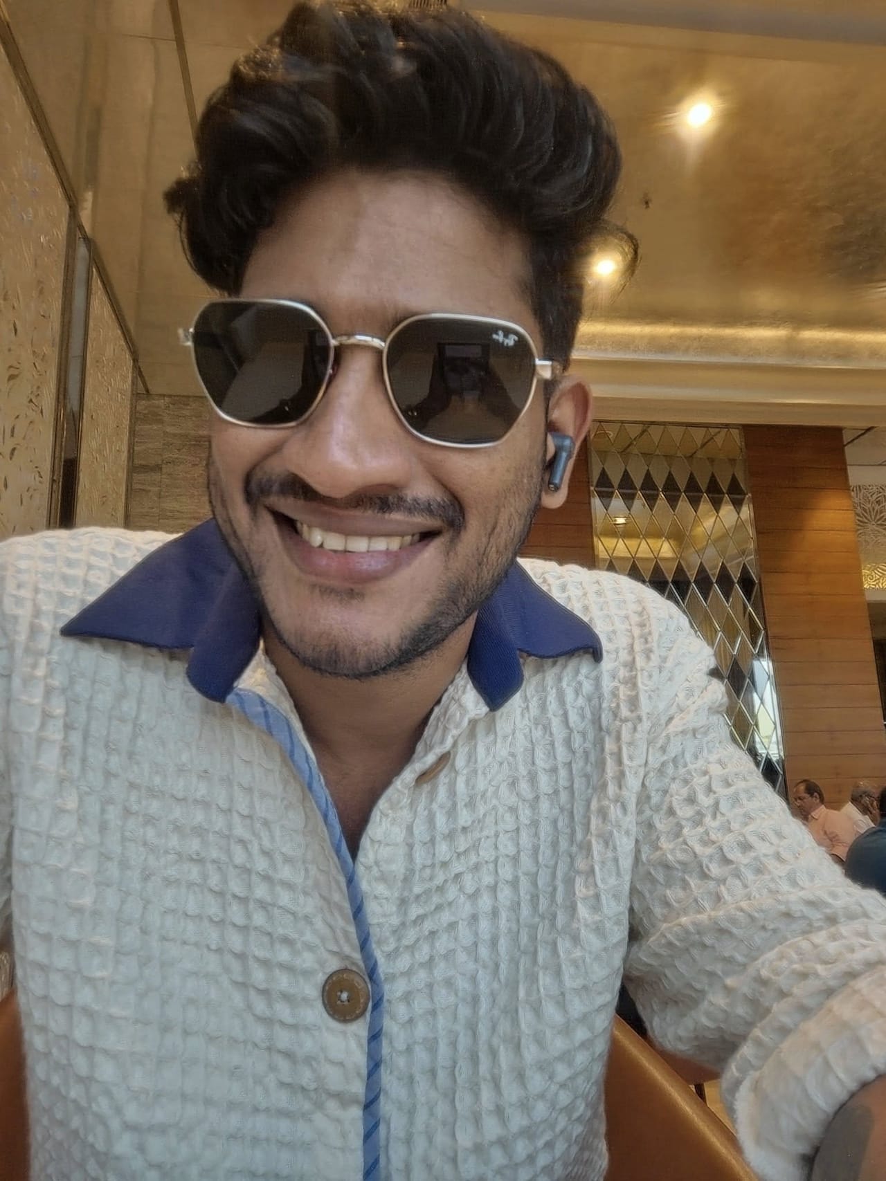 അഖിൽ ഡോക്ടർ ബിജു സംവിധാനം ചെയ്ത 'പേരറിയാത്തവര്‍'  എന്ന ചിത്രത്തിന്റെ അസിസ്റ്റന്റ് ഡയറക്ടറായിട്ടാണ് സിനിമയിലെത്തിയത്. 2021ല്‍ 'ഒരു താത്വിക അവലോകനം' എന്ന ചിത്രം സംവിധാനം ചെയ്തുകൊണ്ട് സ്വതന്ത്രസംവിധായകനായി.