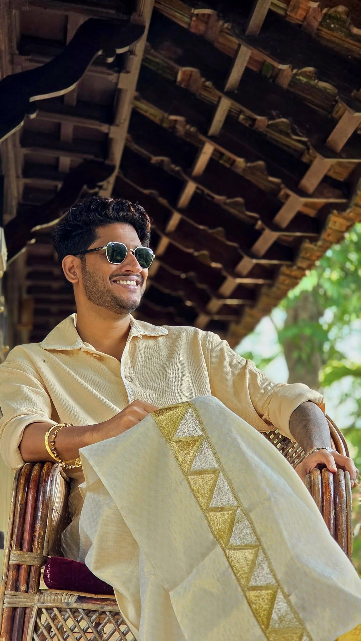 ബിഗ് ബോസ് മലയാളത്തിലൂടെ പ്രേക്ഷകർ‌ക്ക് സുപരിചിതനായ ആളാണ് സംവിധായകനും നടനുമായ അഖിൽ മാരാർ. സീസൺ അഞ്ചിലെ വിജയി കൂടിയായിരുന്നു അഖിൽ. ഇതിനു ശേഷം അഖിലും ഭാര്യ രാജലക്ഷ്മിയുമെല്ലാം സോഷ്യൽ മീഡിയ താരമാണ്. ഇവരുടെ എല്ലാ വിശേഷങ്ങളും ആരാധകരുമായി പങ്കുവയ്ക്കാറുണ്ട്. (Image Credits:Facebook)
