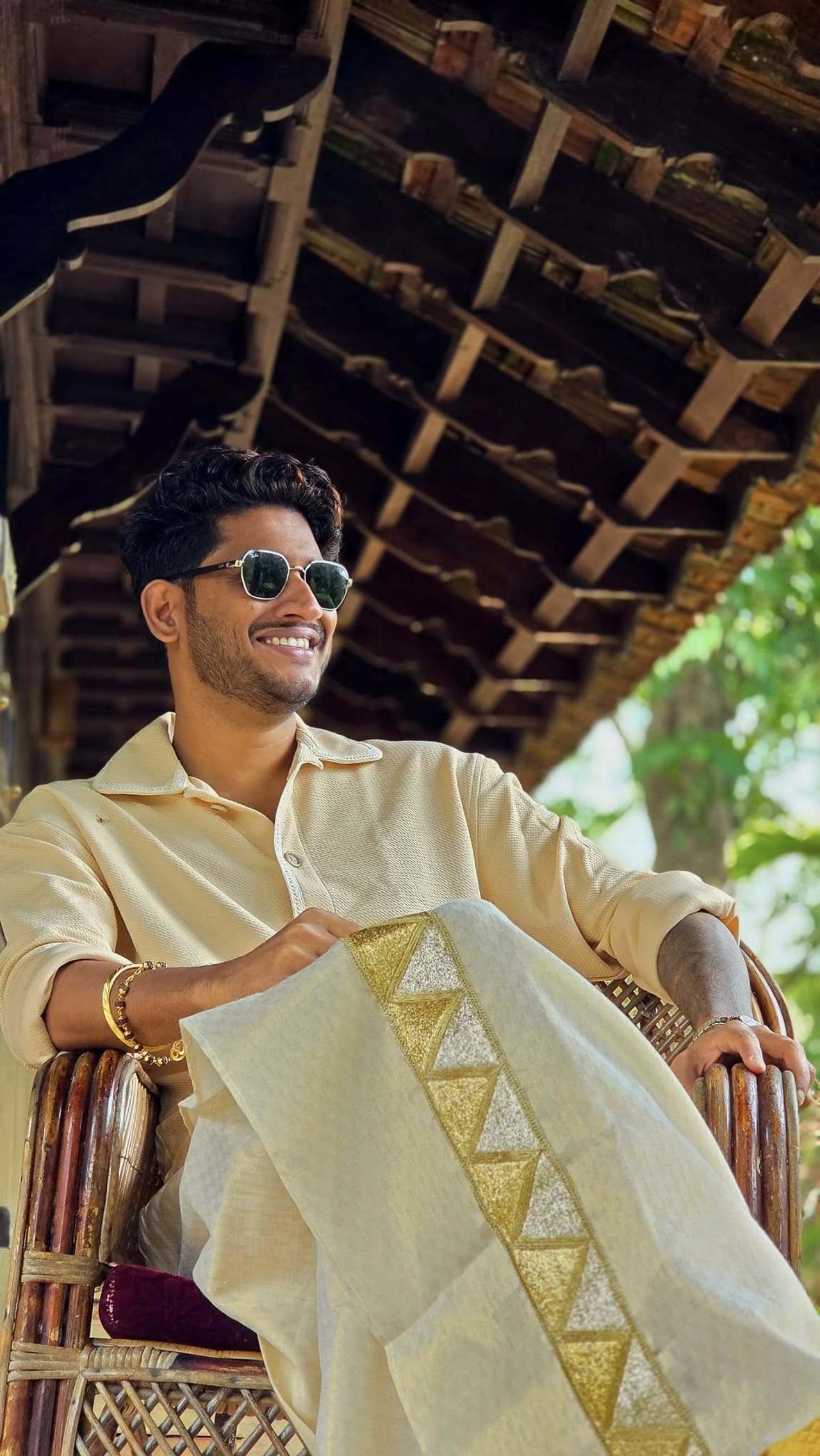 ബിഗ് ബോസ് മലയാളത്തിലൂടെ പ്രേക്ഷകർ‌ക്ക് സുപരിചിതനായ ആളാണ് സംവിധായകനും നടനുമായ അഖിൽ മാരാർ. സീസൺ അഞ്ചിലെ വിജയി കൂടിയായിരുന്നു അഖിൽ. ഇതിനു ശേഷം അഖിലും ഭാര്യ രാജലക്ഷ്മിയുമെല്ലാം സോഷ്യൽ മീഡിയ താരമാണ്. ഇവരുടെ എല്ലാ വിശേഷങ്ങളും ആരാധകരുമായി പങ്കുവയ്ക്കാറുണ്ട്. (Image Credits:Facebook)
