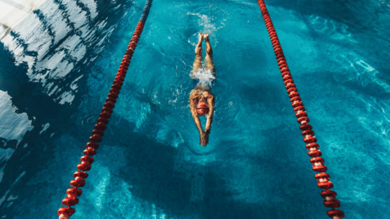 പൂളുകളിലെ വെള്ളം ക്ലോറിനേറ്റ് ചെയ്തും, നന്നായി പരിപാലിക്കപ്പെടാത്ത സ്വിമ്മിംഗ് പൂളുകൾ ഉപയോഗിക്കാതിരിക്കുന്നതിലൂടെയും ഇവ തടയാം, മൂക്കിൽ ശക്തമായി വെള്ളം കയറാതിരിക്കാൻ ശ്രദ്ധിക്കുക. (Image Credit: Getty Images)