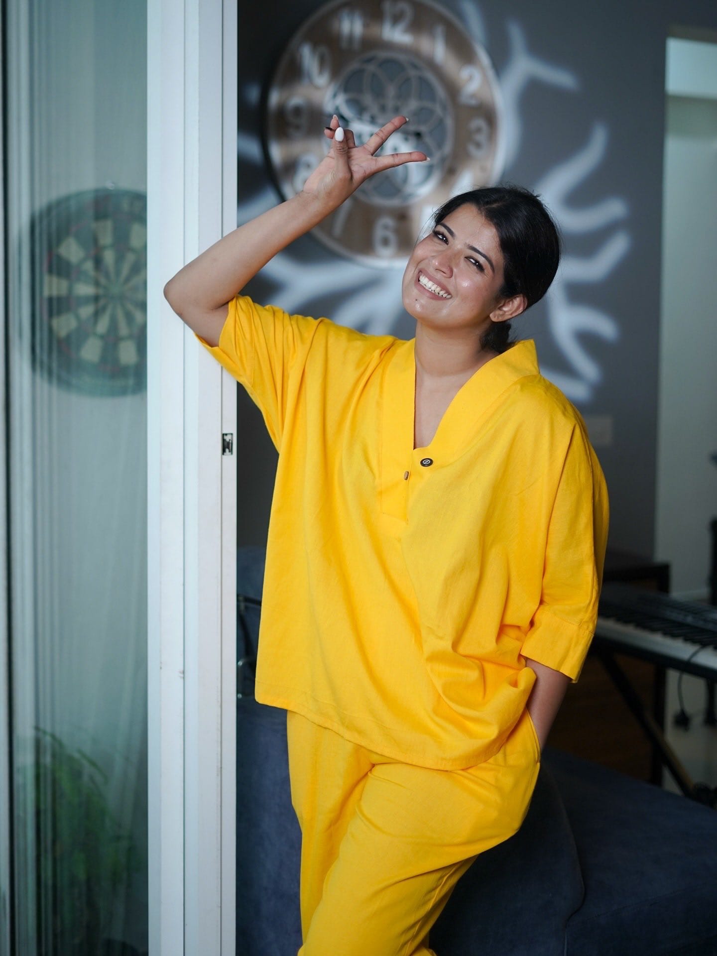 പുരുഷന്റെ അരികിലും ഒരു മൈക്ക് കാണാം. ചിത്രത്തിനൊപ്പം നൽകിയ ക്യാപ്ഷനാണ് മറ്റൊരു ഹൈലേറ്റ്. 'എ ആർ റഹ്മാൻ സാറിനെ ആണ് കേക്കിൽ ഉദ്ദേശിച്ചത് ഗായ്‌സ്. 
