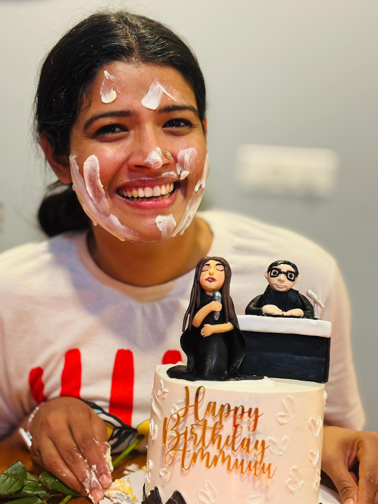 പിറന്നാൾ കേക്കുമായി നിൽക്കുന്ന അമൃത സുരേഷിനെയാണ് ചിത്രത്തിൽ കാണാൻ പറ്റുന്നത്.  അനുജത്തിയും ഗായികയുമായ അഭിരാമി സുരേഷ് നൽകിയ കേക്കാണ് ചിത്രത്തിന്റെ ഹൈലേറ്റ്.  കേക്കിൽ പാട്ടുപാടുന്ന ഒരു സ്ത്രീയെയും പുറകിലായി മേശമേൽ ഇരിക്കുന്ന ഒരു പുരുഷനെയും കാണാം. 