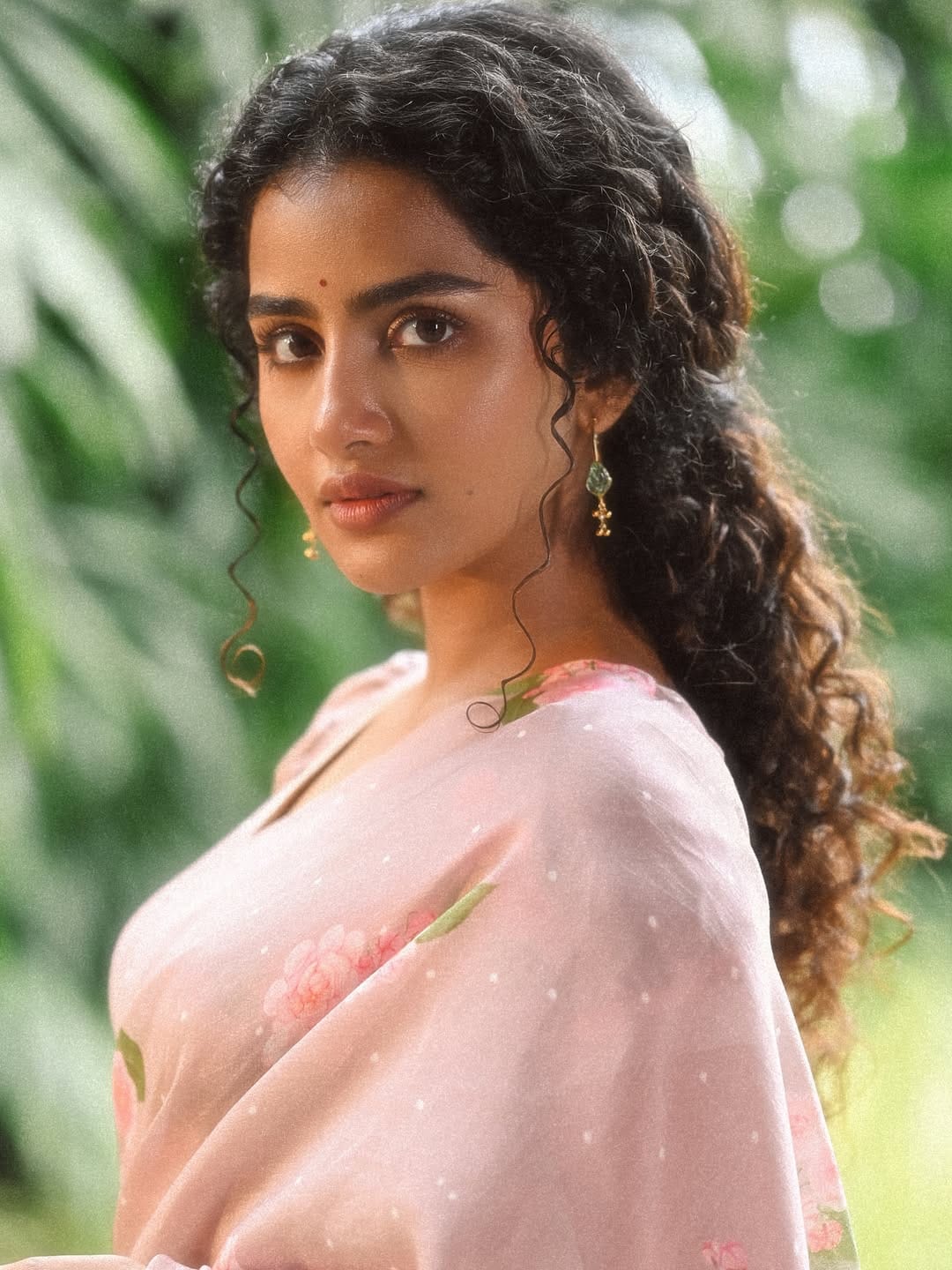 ചിത്രത്തിൽ ഗംഭീര അഭിനയം കാഴ്ചവച്ചുവെങ്കിലും, വേണ്ടത്ര സ്വീകരണവും അംഗീകാരവും താരത്തിനെ തേടിയെത്തിയിരുന്നില്ല. ഇപ്പോഴിതാ അനുപമ പരമേശ്വരനെ കേന്ദ്ര കഥാപാത്രമായി പ്രവീൺ കുന്ദ്രേഗുല സംവിധാനം ചെയ്യുന്ന പുതിയ ചിത്രം 'പര്ദ്ദ'യുടെ പ്രമോഷൻ ചടങ്ങിനിടെ താരം പൊട്ടിക്കരഞ്ഞ വീഡിയോ ആണ് സോഷ്യൽ മീഡിയയിൽ വൈറലാകുന്നത്.