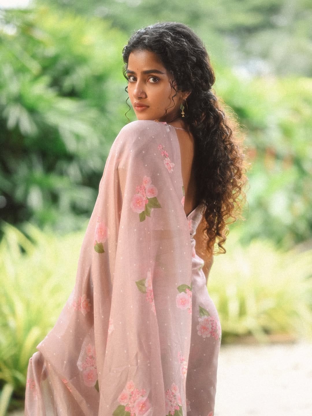 ഇതിന്റെ ചിത്രങ്ങളും വീഡിയോകളുമാണ് സോഷ്യൽ മീഡിയയിൽ വൈറലാകുന്നത്. തൊട്ടടുത്തിരുന്ന സംവിധായകനും നിർമാതാവും അനുപമയെ ആശ്വസിപ്പിക്കുന്നതും വീഡിയോയിലുണ്ട്. സിനിമയ്ക്ക് വേണ്ടി അനുപമ എത്രത്തോളം ഏഫേർട്ട് ഇട്ടുവെന്നതിനെ കുറിച്ച് നിർമാതാവ് വിജയ് ഡൊൺകൊണ്ട പറഞ്ഞു.