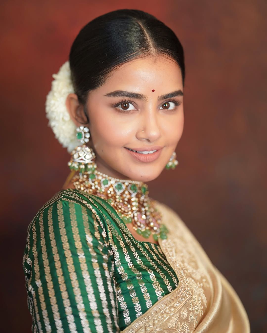 മലയാളികൾക്ക് ഏറെ സുപരിചിതയാണ് നടി  അനുപമ പരമേശ്വരൻ. പ്രേമം എന്ന് ചിത്രത്തിലൂടെയാണ് മലയാളി പ്രേക്ഷകർക്ക് താരം പ്രിയങ്കരിയായത്. എന്നാൽ പിന്നീട് നല്ല അവസരം കിട്ടിയിരുന്നില്ല. സുരേഷ് ​ഗോപി നായകനായി എത്തിയ ജെഎസ്കെ എന്ന ചിത്രമാണ് താരത്തിന്റെതായി ഒടുവിൽ ഇറങ്ങിയ ചിത്രം. (Image Credits:Instagram)