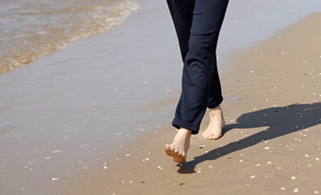 കുറച്ച് നേരം വെറും കാലോടെ നടക്കുന്നത് നമ്മളുടെ അവയവങ്ങളുടെ ആരോഗ്യം മെച്ചപ്പെടുത്താന്‍ സഹായിക്കുന്നു. പാദരക്ഷകള്‍ ഉപയോഗിക്കാതെ നടക്കുമ്പോള്‍ നമ്മളുടെ ശരീരത്തില്‍ ആന്റിഇന്‍ഫ്‌ലമേറ്ററി പ്രോപര്‍ട്ടീസ് ഉണ്ടാവുകയും ശരീരത്തിലെ വീക്കം കുറയ്ക്കാന്‍ സഹായിക്കുകയും ചെയ്യും.(Image Credit: Instagram) 

)