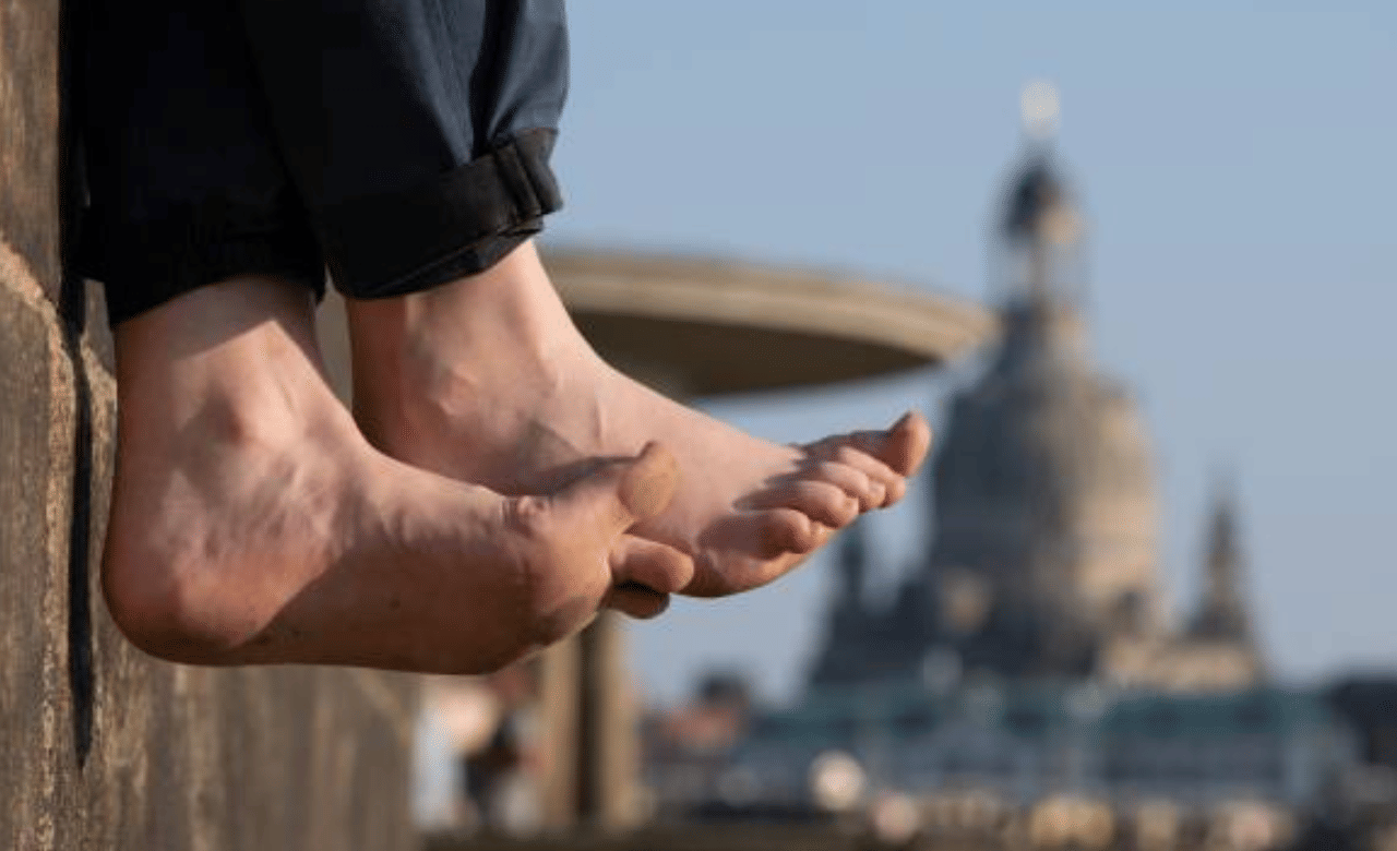 ചെരിപ്പിടാതെ നടക്കുമ്പോള്‍ ഉപ്പൂറ്റിയില്‍ കൊടുക്കുന്ന സമ്മര്‍ദ്ദം ഞരമ്പുകളുടെ പ്രവര്‍ത്തനത്തെ മെച്ചപ്പെടുത്തുന്നതിനും കണ്ണുകള്‍ക്ക് നല്ല ആരോഗ്യം പ്രദാനം ചെയ്യുന്നതിനും സഹായിക്കുന്നു. മാനസികമായി നല്ല സമാധാനം ലഭിക്കുന്നതിനും ഇവ സഹായിക്കും.(Image Credit: Instagram)