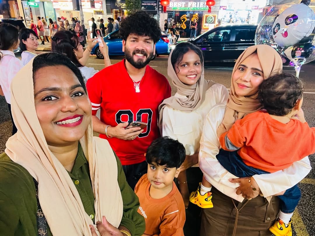 ഇതിനെ പിന്തുണച്ച് സുഹാനയും മഷൂറയും സംസാരിക്കുന്നുണ്ട്. തങ്ങളെ പോലെ തങ്ങള്‍ മാത്രമേ ഉളളൂ എന്നാണ് സുഹാന പറയുന്നത്. സുഹാനയുടെ കാര്യം സുഹാന നോക്കിക്കൊള്ളും എന്ന് മഷൂറയും വീഡിയോയില്‍ പറയുന്നു.