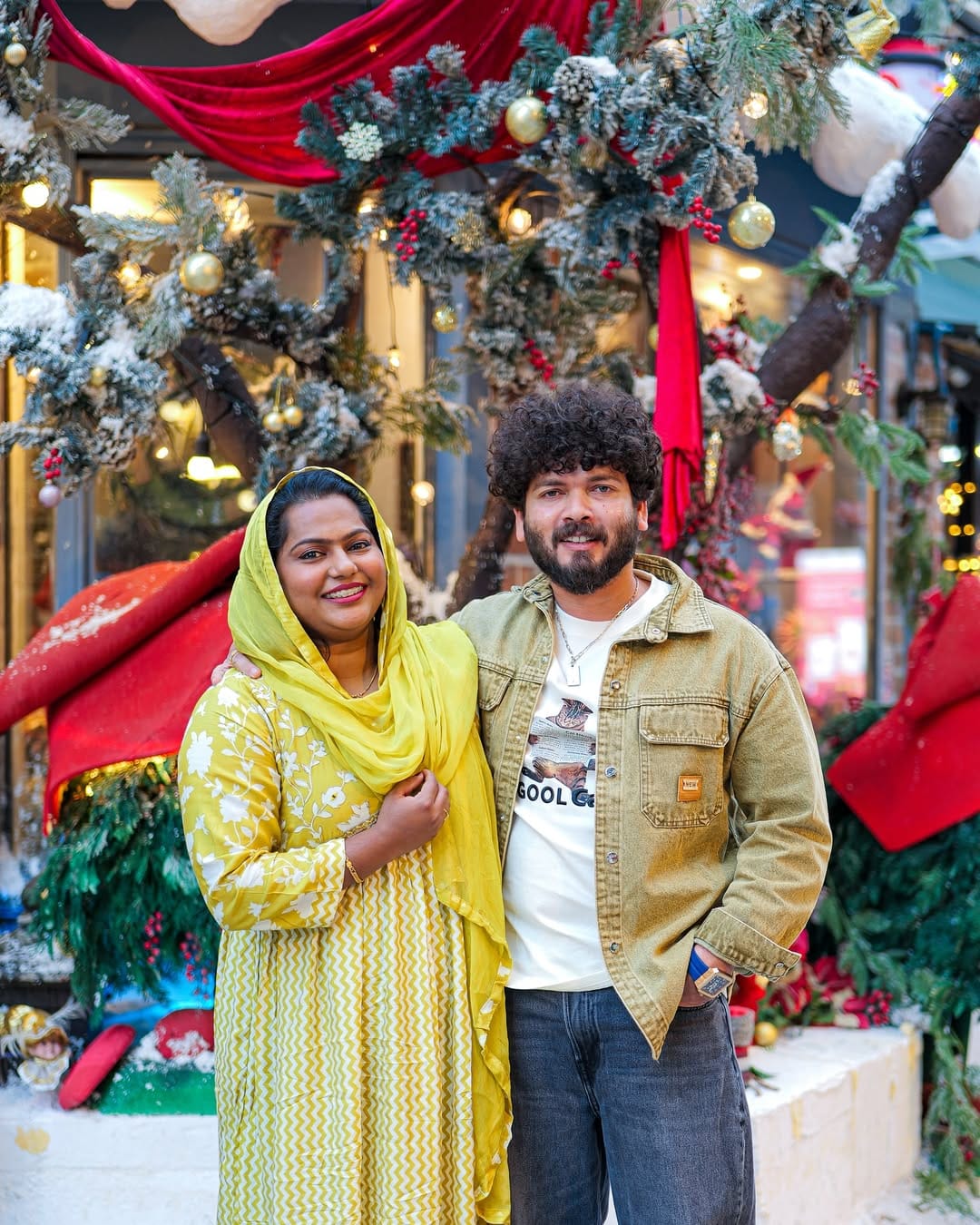 ബഷീറും രണ്ടാമത്തെ ഭാര്യയായ മഷൂറയും ബാങ്കോക്കില്‍ പോയതിനെ കുറിച്ചാണ് വീഡിയോയിൽ സുഹാന പറഞ്ഞത്. ഇതോടെ സുഹാനയെ ഒഴിവാക്കിയെന്ന് പറഞ്ഞ് വലിയ വിമര്‍ശനം ഇവരുടെ ആരാധകര്‍ ഉയര്‍ത്തിയിരുന്നു. ഇപ്പോഴിതാ ഇതിനു മറുപടിയുമായി രം​ഗത്ത് എത്തിയിരിക്കുകയാണ് ബഷീര്‍ ബഷിയും സുഹാനയും മഷൂറയും.