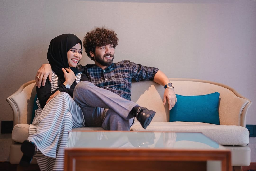 ബാങ്കോക്കിലേക്ക് ആരെ കൊണ്ട് പോകണം എന്ന് താന്‍ തീരുമാനിക്കും. അത് ജനങ്ങള്‍ക്കിടയില്‍ വോട്ടെടുപ്പ് നടത്തിയല്ല തീരുമാനിക്കുക. മഷൂറയുടെ ബിസിനസ്സിന്റെ ആവശ്യത്തിന് വേണ്ടി പോയതെന്നാണ്  ബഷീര്‍ ബഷി പറയുന്നു.മഷൂറയെ തനിച്ച് വിടാനാകില്ലെന്നും ഇനിയും പോകുമെന്നും ബഷീര്‍ ബഷി പറയുന്നു.