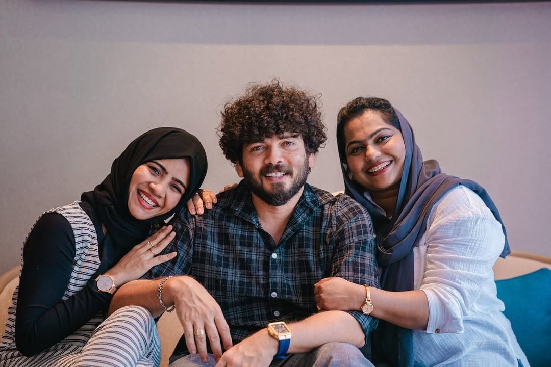 സോഷ്യൽ മീഡിയ പ്രേക്ഷകർക്ക് ഏറെ സുപരിചിതരാണ് വ്ളോഗറും മുന് ബിഗ് ബോസ് താരവുമായ ബഷീര് ബഷിയും കുടുംബവും. സോഷ്യൽ മീഡിയയിൽ സജീവമായ കുടുംബത്തിലെ എല്ലാവർക്കും സ്വന്തമായി യൂട്യൂബ് ചാനലുണ്ട്. കഴിഞ്ഞ കുറച്ച് ദിവസങ്ങളായി ബഷീറിന്റെ ആദ്യഭാര്യയായ സുഹാന കഴിഞ്ഞ ദിവസം യൂട്യൂബ് ചാനലില് പങ്കുവെച്ച ഒരു വീഡിയോയുടെ പേരില് വലിയ കോലാഹലമാണ് നടന്നത്.(Image Credits:Instagram)