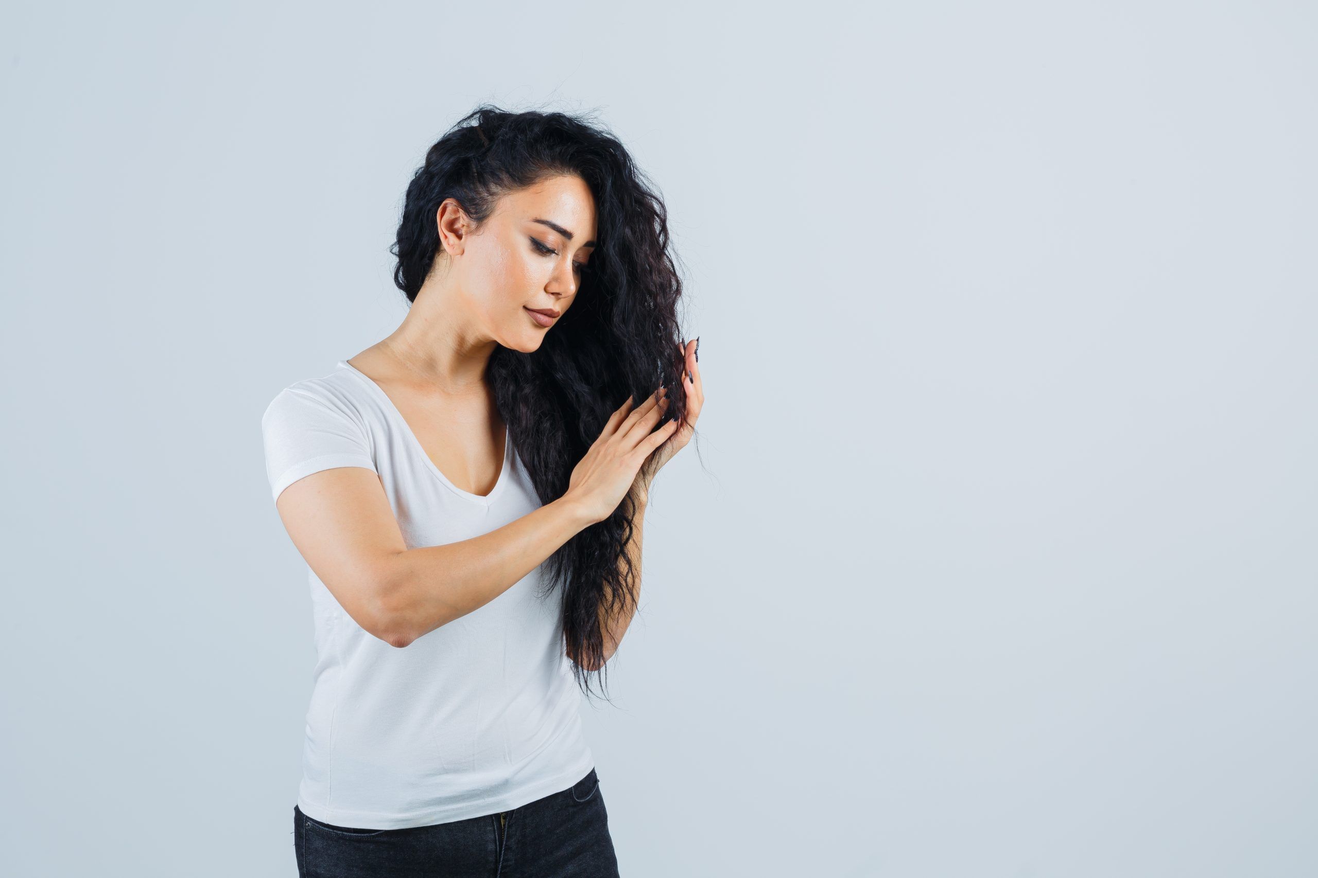 40-കളുടെ മധ്യത്തിനും 50-കൾക്കും ഇടയിലുമാണ് സ്ത്രീകളിൽ ആർത്തവ വിരാമം സംഭവിക്കുന്നത്. ഇതിൻ്റെ ഭാ​ഗമായി പല പ്രശ്നങ്ങൾ നേരിടേണ്ടി വരാറുണ്ട്. അതിലൊന്നാണ് അമിതമായ മുടികൊഴിച്ചിൽ. ആദ്യം ആർത്തവവിരാമ സമയത്ത് മുടി കൊഴിയുന്നത് എന്തുകൊണ്ടാണെന്ന് മനസിലാക്കുക. ശേഷം മുടികൊഴിച്ചിൽ കുറയ്ക്കാൻ സാധിക്കുന്ന ചില പ്രകൃതിദത്ത വഴികൾ പരീക്ഷിക്കാവുന്നതാണ്. (Image Credits: Freepik)
 