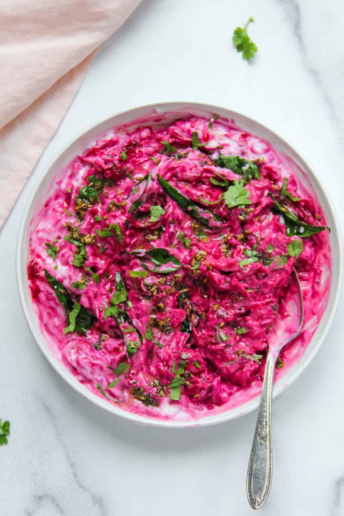 ശേഷം ഒരിക്കൽ കൂടി നന്നായി ഇളക്കുക. ആലിയ ഭട്ടിൻ്റെ സ്പെഷ്യൽ ബീറ്റ്റൂട്ട് തൈര് സാലഡ് തയ്യാറാണ്. ഹീമോഗ്ലോബിൻ വർദ്ധിപ്പിക്കുന്നതിന് ബീറ്റ്റൂട്ട് മികച്ചതാണ്, അതേസമയം തൈര് കുടൽ ബാക്ടീരിയകളെ പ്രോത്സാഹിപ്പിക്കുന്നതിലൂടെ വിഷവിമുക്തമാക്കൽ പ്രക്രിയ സു​ഗമമാക്കുന്നു. (Image Credits: Freepik/ Social Media)
