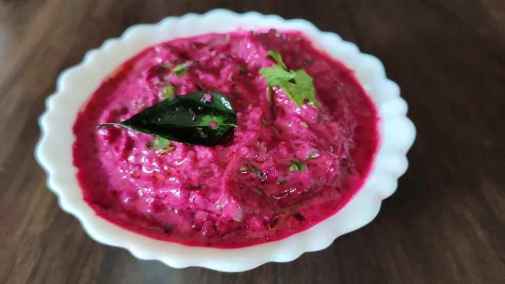 സാലഡിലേക്കുള്ള താളിപ്പ് തയ്യാറാക്കാം. നിങ്ങളുടെ അഭിരുചിക്കനുസരിച്ച് അല്പം ഒലിവ് ഓയിലോ അല്ലെങ്കിൽ കടുക് ഓയിലോ ചൂടാക്കുക. ചൂടുള്ള എണ്ണയിലേക്ക് കടുക്, കറിവേപ്പില, ജീരകം എന്നിവ ചേർക്കുക. കരിഞ്ഞുപോകാതെ നോക്കണം. ശേഷം ഈ താളിപ്പ് ബീറ്റ്റൂട്ട്-തൈര് മിശ്രിതത്തിന് മുകളിലായി ഒഴിക്കുക.(Image Credits: Freepik/ Social Media)