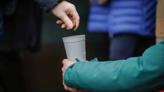 Investment: പണം സമ്പാദിക്കാന്‍ രണ്ട് വഴി; ഓണ്‍ലൈന്‍ വേണോ അതോ ഓഫ്‌ലൈനോ?