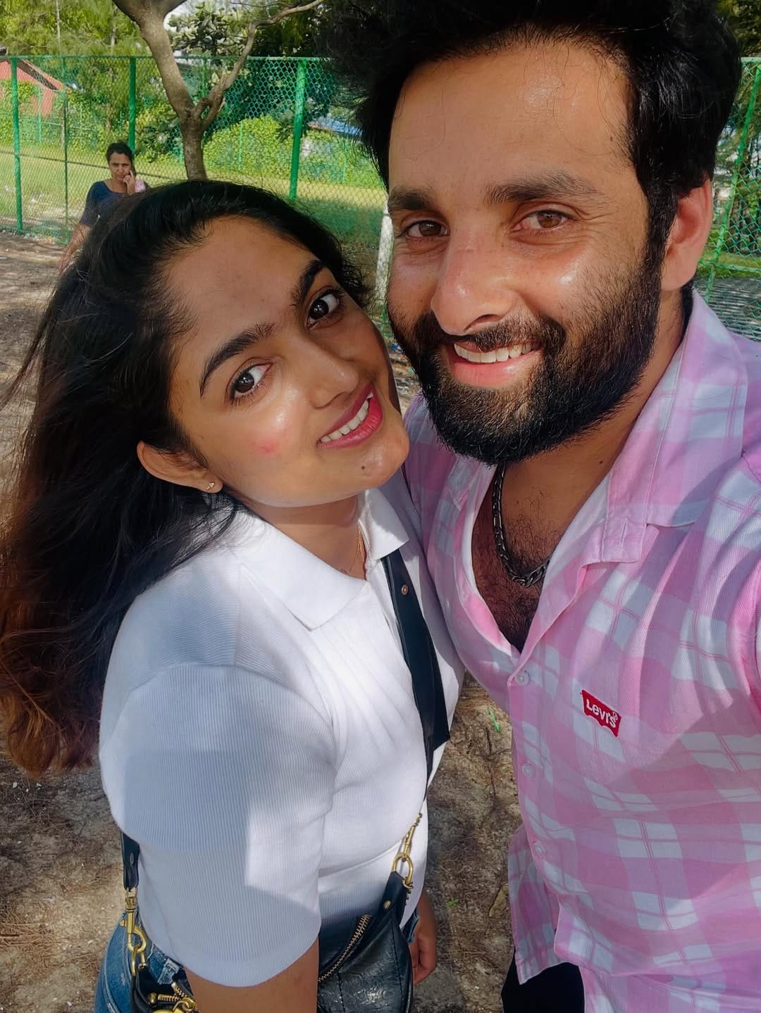 ബിന്നി അനുഭവിച്ചതാണ് അവൾ പറഞ്ഞതെന്നാണ് നൂബിൻ പറയുന്നത്.  മറ്റുള്ളവരുടെ ജീവിതം അറിയാതെ അവരെ വേദനിപ്പിക്കരുതെന്നും നൂബിൻ പറയുന്നു. ബി​ഗ് ബോസിൽ പറയാൻ വേണ്ടി തങ്ങളുണ്ടാക്കിയ സ്റ്റോറിയാണെന്നാണ് ചിലർ പറയുന്നത്. ഇത് കണ്ട് തനിക്ക് ഒരുപാട് വിഷമം തോന്നിയെന്നും നൂബിൻ പറയുന്നു. 