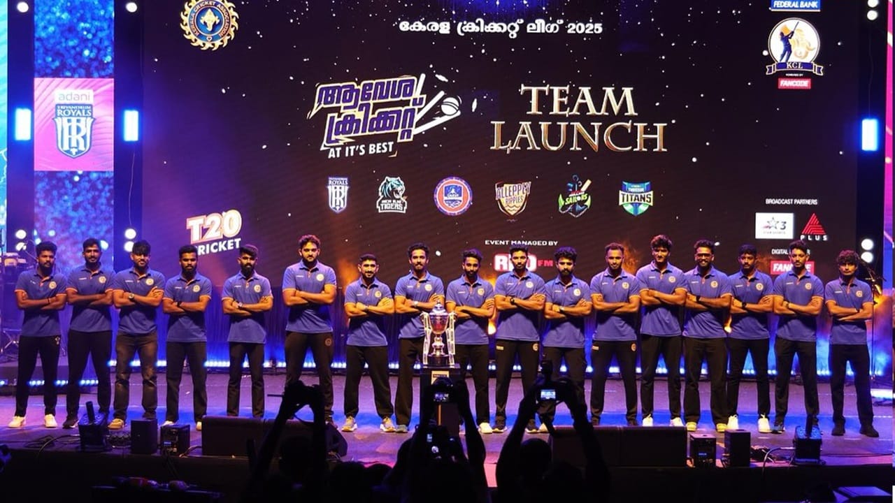 കെസിഎല്‍ ട്രോഫിയും പരിചയപ്പെടുത്തി. ഏരീസ് കൊല്ലം സെയിലേഴ്‌സ്, കാലിക്കറ്റ് ഗ്ലോബ്‌സ്റ്റാര്‍സ്, കൊച്ചി ബ്ലൂ ടൈഗേഴ്‌സ്, ആലപ്പി റിപ്പിള്‍സ്, അദാനി ട്രിവാന്‍ഡ്രം റോയല്‍സ്, തൃശൂര്‍ ടൈറ്റന്‍സ് എന്നീ ടീമുകളുടെ താരങ്ങളും മാനേജ്‌മെന്റും ലോഞ്ചില്‍ പങ്കെടുത്തു (Image: Calicut Globstars, Credits: facebook.com/KeralaCricketLeagueT20)