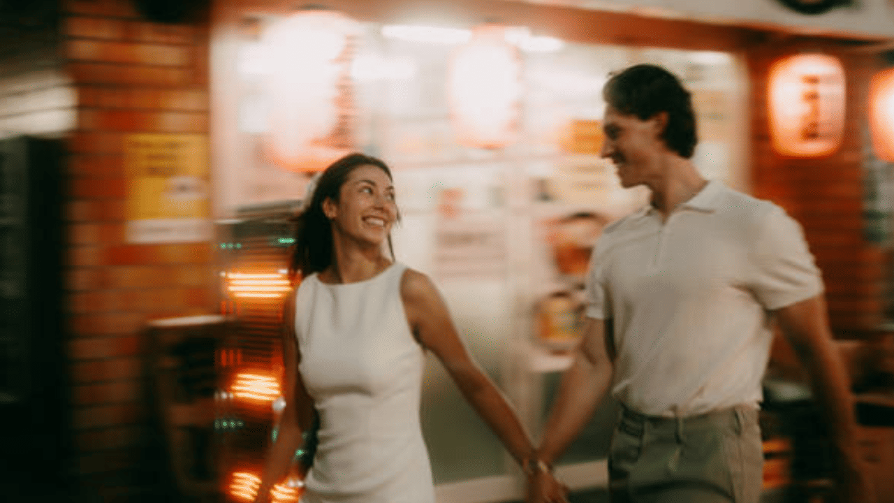 വിവാഹം എന്നത് ബഹുമാനം, പൊതുവായ ലക്ഷ്യം, തുല്യത, സ്നേഹം, വിശ്വസ്തത എന്നിവയിൽ കെട്ടിപ്പടുത്ത ഒരു പവിത്രമായ ബന്ധമാണെന്ന് ചാണക്യൻ പറയുന്നു. (Image Credit: Instagram)