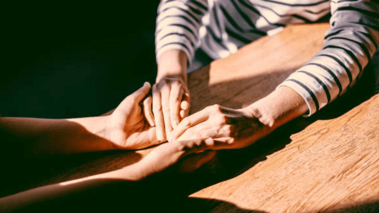 ദാമ്പത്യത്തിൽ വിശ്വാസം അടിസ്ഥാനമാണെന്നും അത് നിങ്ങളുടെ ദാമ്പത്യ പങ്കാളിത്തത്തിന് ആവശ്യമായ വൈകാരിക സുരക്ഷയും സ്ഥിരതയും നൽകുന്നുവെന്നും ചാണക്യ നീതിയിൽ പറയുന്നു. (Image Credit: Instagram)