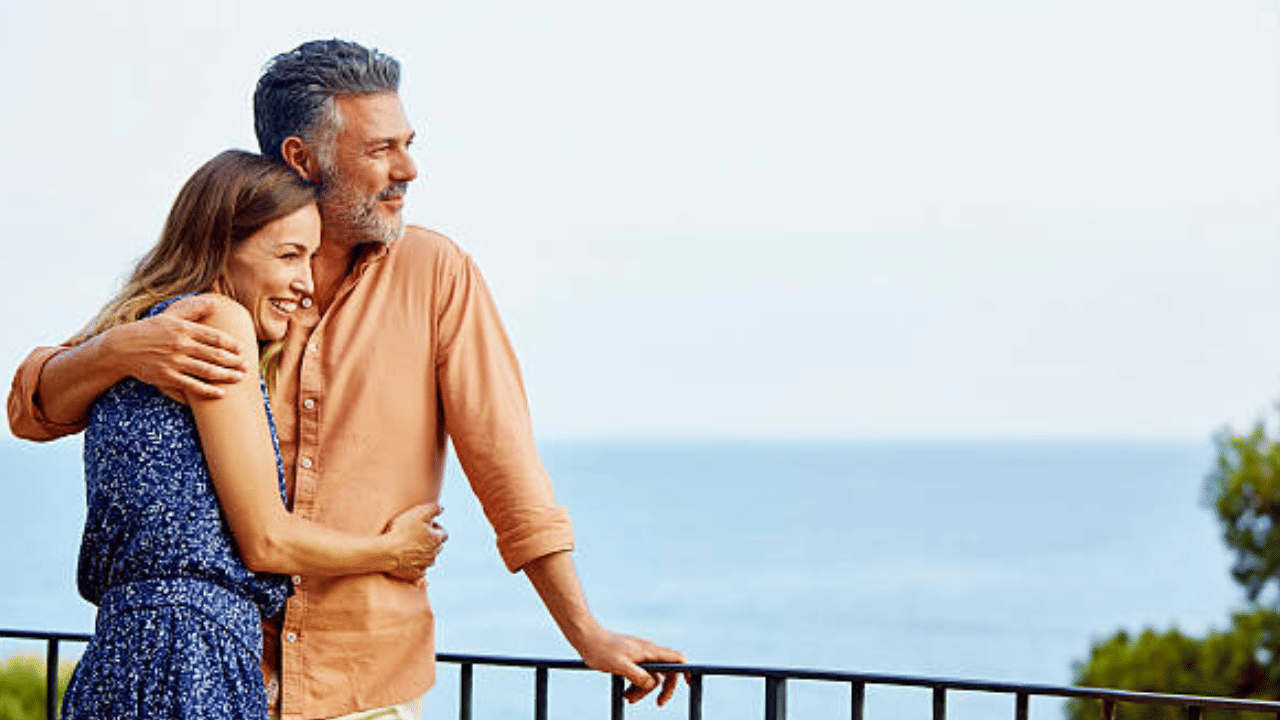 സൗന്ദര്യം, സമ്പത്ത്, സമ്മർദ്ദം എന്നിവയെ മാത്രം അടിസ്ഥാനമാക്കിയുള്ളതല്ല വിവാഹം. യഥാർത്ഥ പങ്കാളിയാണെങ്കിൽ, അവർ നിങ്ങളുടെ ധർമ്മത്തെ (ജീവിതലക്ഷ്യം) പിന്തുണയ്ക്കുകയും ജീവിതത്തിന്റെ എല്ലാ ഘട്ടങ്ങളിലും നിങ്ങളോടൊപ്പം നടക്കുകയും ചെയ്യുമെന്ന് ചാണക്യൻ പറയുന്നു. (Image Credit: Instagram)