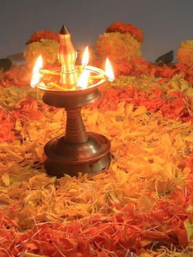 നാളെ ചിങ്ങം ഒന്ന്! പൊന്നിൻ പുലരിയെ വരവേൽക്കാൻ മലയാളികൾ