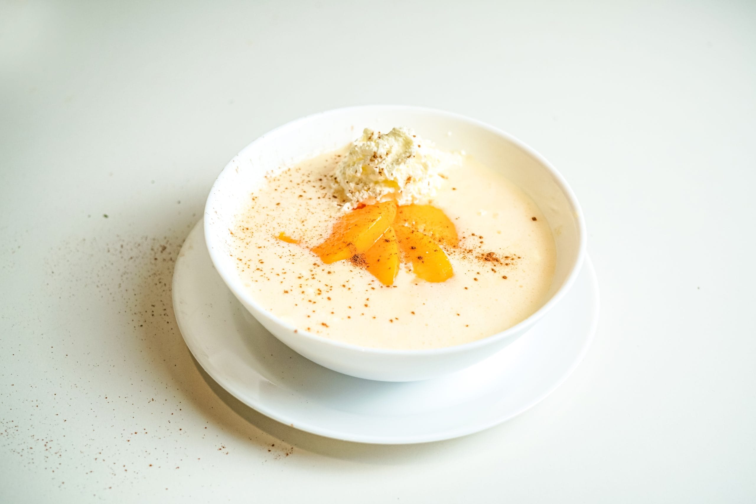 ചെറുപയർ പരിപ്പ് പായസം: പ്രോട്ടീൻ, നാരുകൾ, വിറ്റാമിനുകൾ എന്നിവയുടെ ഉറവിടമാണ് ചെറുപയർ പരിപ്പ്. ദഹനത്തിൻ്റെ കാര്യത്തിൽ ഏറ്റവും നല്ലതാണ് ചെറുപയർ. ശരീരത്തിന് ഊർജ്ജം നൽകുന്നതിനും മുന്നിലാണ്. കൂടാതെ രക്തത്തിലെ പഞ്ചസാരയുടെ അളവ് നിയന്ത്രിക്കാനും സഹായിക്കുന്നു. (Image Credits: Gettyimages/ Freepik)
