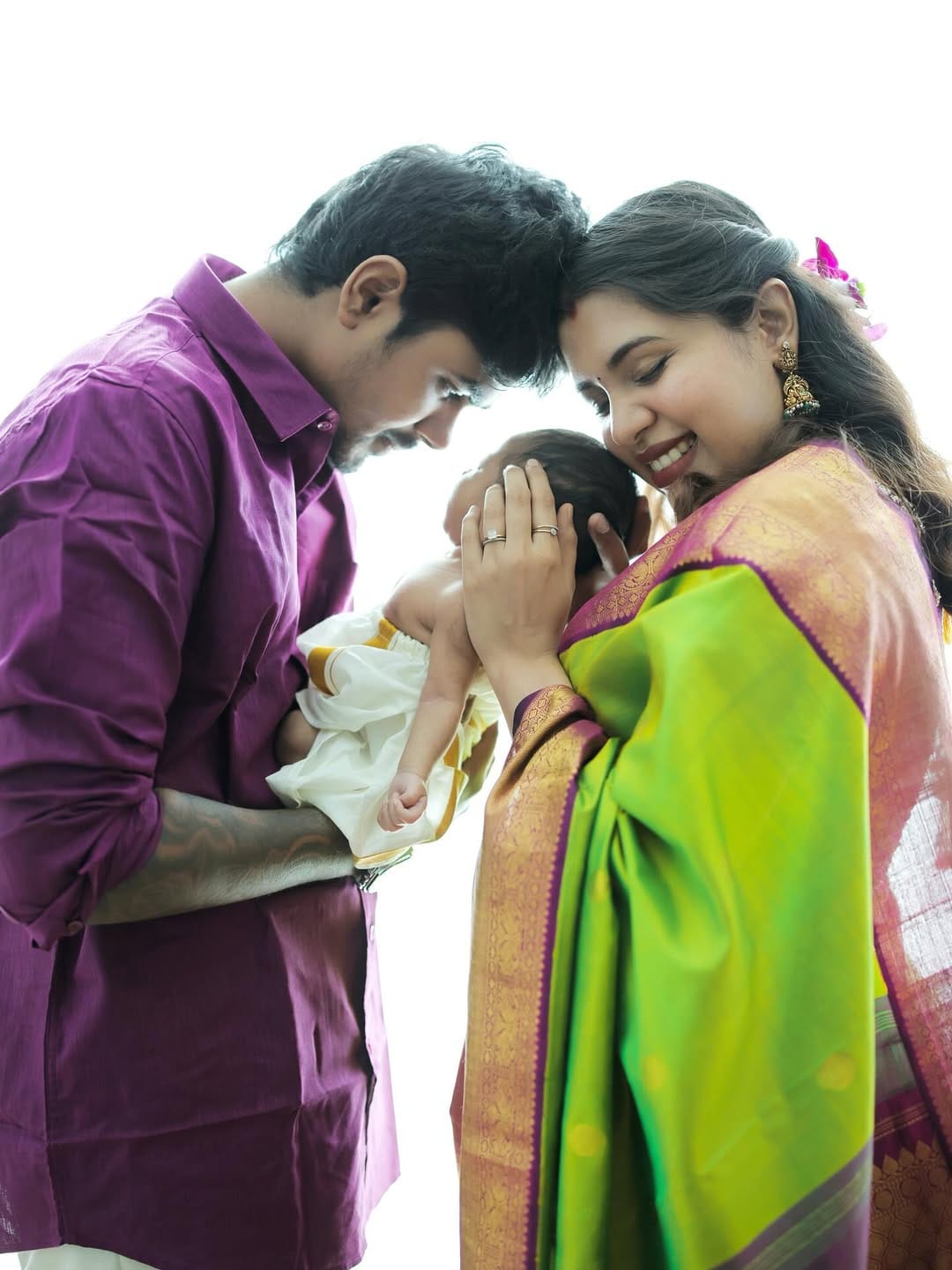 ദിയ ചെയ്തത് തീർത്തും തെറ്റാണെന്ന് ഇവർ പറയുന്നു.  അതേസമയം ദിയയെ അനുകൂലിച്ചും നിരവധി പേർ എത്തുന്നുണ്ട്. കുഞ്ഞിന്റെ കാര്യങ്ങള്‍ അവര്‍ തീരുമാനിക്കും എന്നാണ് ദിയയെ പിന്തുണയ്ക്കുന്നവർ പറയുന്നത്.