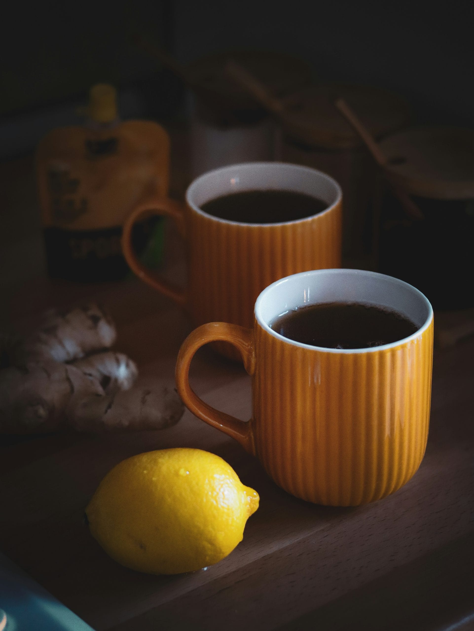 ഇഞ്ചി-നാരങ്ങ ചായയാണ് ഇതിനുള്ള പ്രതിവിധി. ദഹനത്തെ സഹായിക്കുന്നത് മുതൽ പ്രതിരോധശേഷി വർദ്ധിപ്പിക്കുന്നതിന് വരെ ഈ ചായ ഉപകാരപ്പെടും. ചർമ്മത്തിന്റെ ആരോഗ്യം മെച്ചപ്പെടുത്താനും നല്ലതാണ്. അസിഡിറ്റി കുറയ്ക്കാനോ, ഭാരം കുറയ്ക്കാനോ, അല്ലെങ്കിൽ വയറ്റിനുള്ളിൽ തോന്നുന്ന ഏതൊരു അസ്വസ്ഥത ഇല്ലാതാക്കാനോ, ഇഞ്ചി-നാരങ്ങ ചായ വളരെയധികം ഉപകാരപ്പെടും. (Image Credits: Unsplash)
