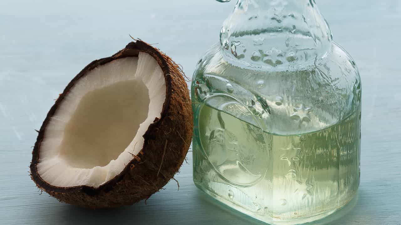 Coconut oil price hike: വെളിച്ചെണ്ണയിലെ വ്യാജനെ തിരിച്ചറിയണോ? ഇങ്ങനെ ചെയ്തു നോക്കൂ... Coconut oil price hike: വെളിച്ചെണ്ണയിലെ വ്യാജനെ തിരിച്ചറിയണോ? ഇങ്ങനെ ചെയ്തു നോക്കൂ...