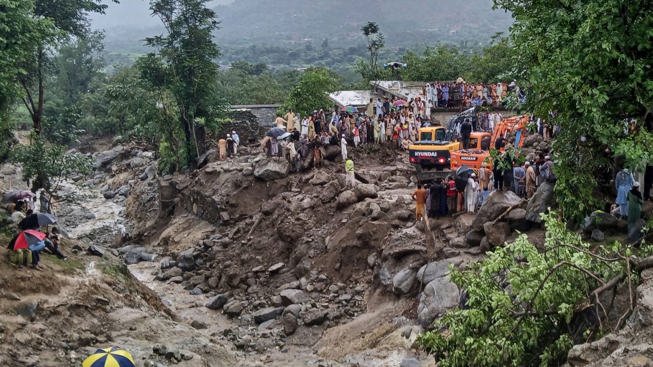 Pakistan flash floods: പാകിസ്ഥാനിൽ മിന്നൽപ്രളയം, മൂന്നൂറിലേറെപ്പേർ മരിച്ചു, ഞെട്ടിക്കുന്ന വീഡിയോ ദൃശ്യങ്ങൾ
