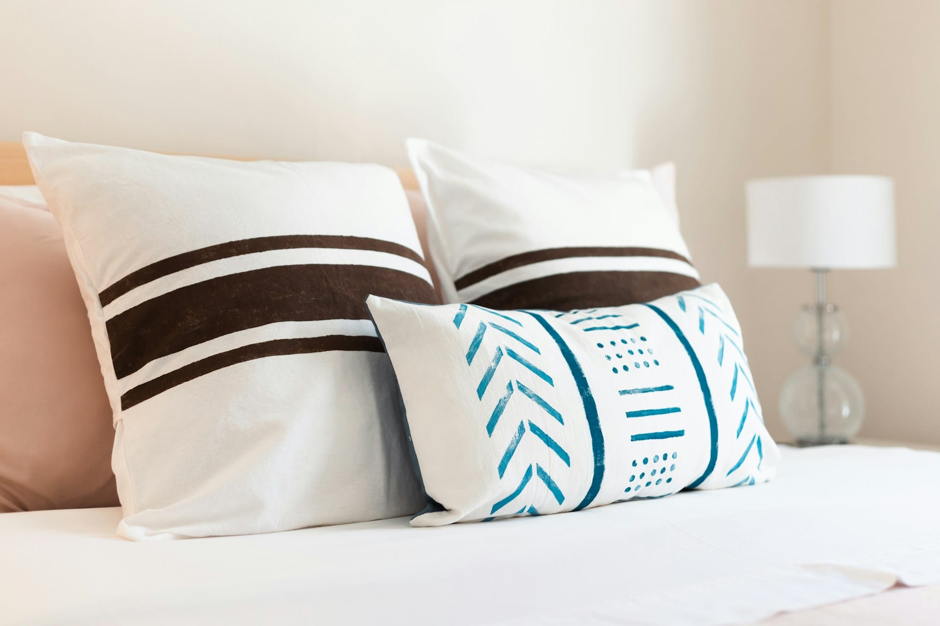 അടിവസ്ത്രം - ഓരോ ഉപയോ​ഗത്തിന് ശേഷവും, ബെഡ്ഷീറ്റുകൾ - ആഴ്ചയിൽ ഒരിക്കൽ കഴുകുക, തലയിണ കവർ - ഓരോ 3–4 ദിവസത്തിലും കഴുകുക, തലയിണ - ഓരോ 6 മാസത്തിലും കഴുകുക, പുതപ്പ് - ഓരോ 2–3 മാസത്തിലും മാറ്റുക, ജീൻസ് - 4–5 തവണ ഇട്ടതിന് ശേഷം, ടവൽ - ഓരോ 2–3 ഉപയോഗത്തിലും കഴുകുക, ടൂത്ത് ബ്രഷ് - ഓരോ 3 മാസത്തിലും മാറ്റുക എന്നിങ്ങനെയാണ് വോറ പറയുന്നത്. (Image Credits: Unsplash)
