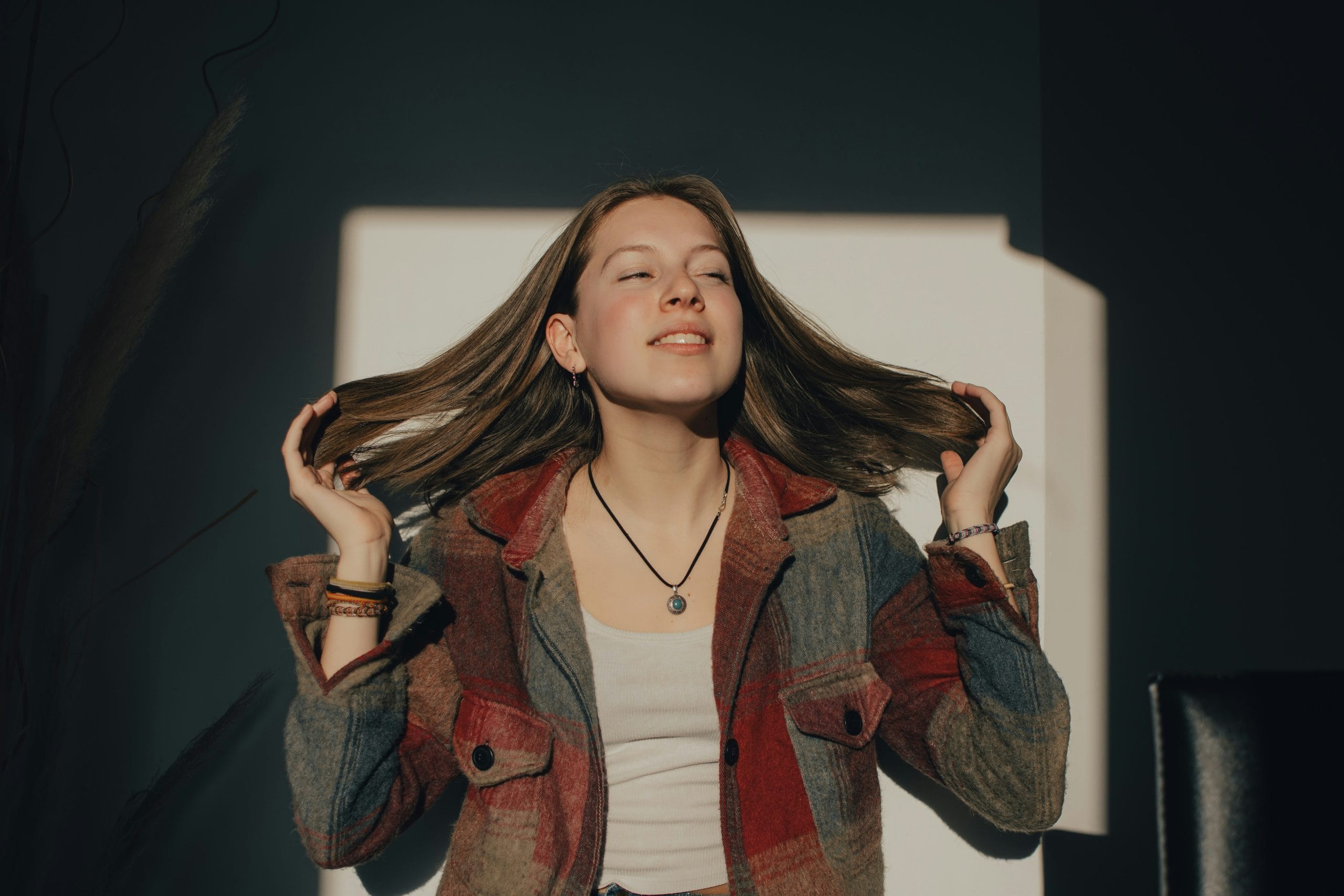 ആദ്യം നിങ്ങളുടെ മുടി ഷാംപൂ ചെയ്യുക. അങ്ങനെ ചെയ്താൽ മുടിക്ക് നൽകുന്ന നിറം ഇഴകളിൽ പിടിച്ച് നിൽക്കാൻ സഹായിക്കുന്നു.  ശേഷം ചായയോ കാപ്പിയോ മുടിയിൽ ഒഴിക്കുക. അല്ലെങ്കിൽ ഒരു ബ്രഷ് ഉപയോ​ഗിച്ച് പുരട്ടിയാലും മതിയാകും. എന്നിട്ട് ഒരു ഷവർ ക്യാപ്പ് ഉപയോ​ഗിച്ച് തല മൂടുക. 30-60 മിനിറ്റ് നേരം എങ്കിലും വയ്ക്കുക. (Image Credits: Unsplash)
