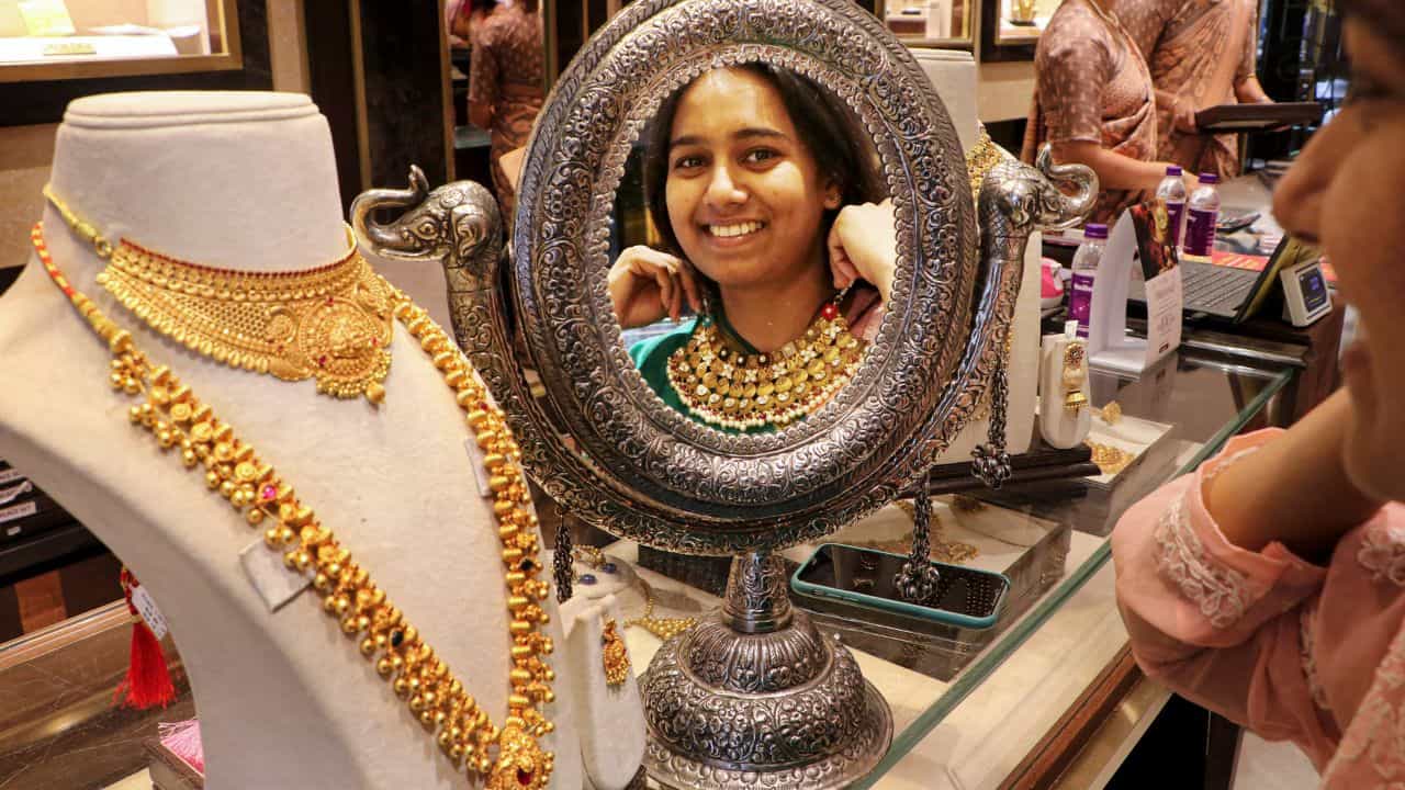 Gold Rate Today: ചാഞ്ചാടി സ്വർണവില; ഇന്ന് നേരിയ കുറവ്, വില അറിയാം