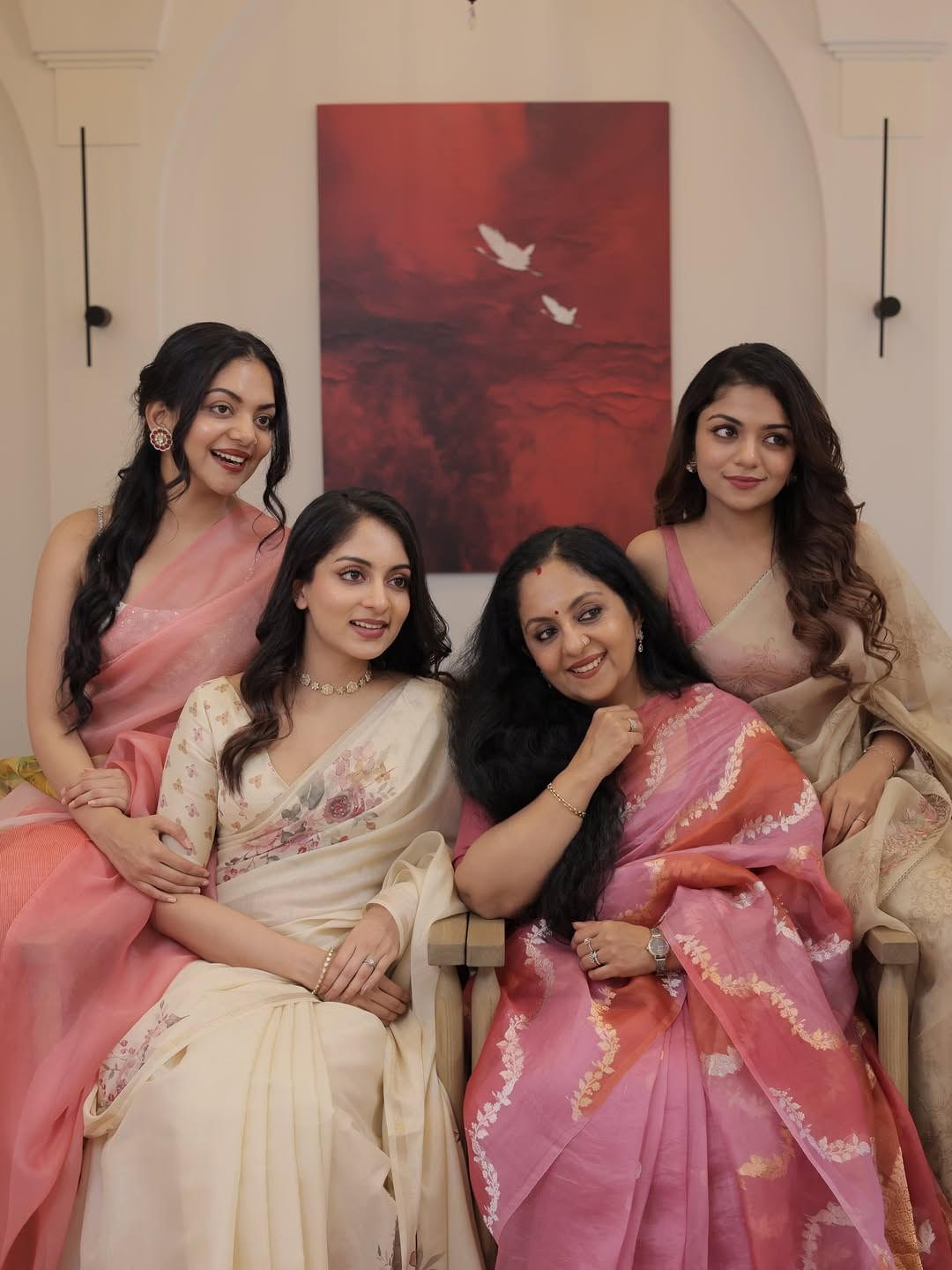 എന്നാൽ ആദ്യ ദിവസം തന്നെ വലിയ വിമർശനങ്ങളാണ് ഇവർക്ക് ഏറ്റുവാങ്ങേണ്ടി വന്നിരിക്കുന്നത്.  സാരികൾക്ക് വില കൂടുതലായതാണ് വിമർശനത്തിനു കാരണം. പതിനായിരവും പതിനാറായിരവും വില വരുന്നതാണ് മിക്ക സാരികളെന്നും ഇവ സാധാരണക്കാർക്ക് വാങ്ങാനാകില്ലെന്നും അഭിപ്രായങ്ങളുണ്ട്.