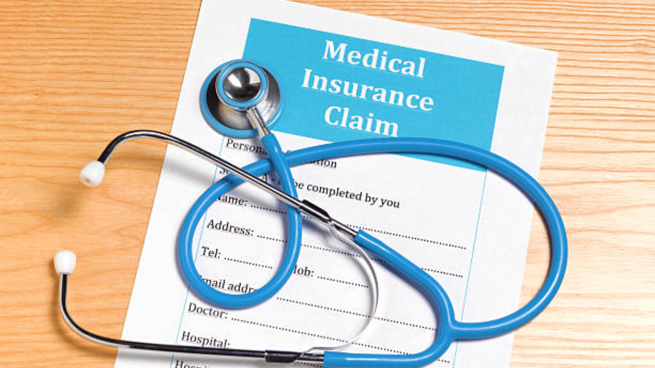 യൂണിവേഴ്സൽ ഹെൽത്ത് ഇൻഷുറൻസ് സ്കീം: ദാരിദ്ര്യ രേഖയ്ക്ക് താഴെയുള്ളവർക്കും, മുകളിലുള്ളവർക്കും പോളിസി ലഭ്യമാണ്. 3 മാസം മുതൽ 65 വയസ്സ് വരെയുള്ളവർക്ക് കവറേജ് ലഭിക്കും. പ്രതിവർഷം ഒരു വ്യക്തി 422 രൂപയാണ് പ്രീമിയം നൽകേണ്ടത്. (Image Credit: Getty Images)