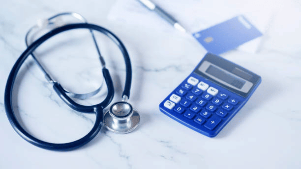 ആയുഷ്മാൻ ഭാരത് പ്രധാൻമന്ത്രി ജൻ ആരോ​ഗ്യ യോജന: കുറഞ്ഞ വരുമാനമുള്ളവർക്ക് മാത്രമാണ് ഈ സ്കീം പ്രകാരമുള്ള കവറേജ് ലഭിക്കുകയുള്ളൂ. ആനുവൽ കംബൈൻഡ്/ഫ്ലോട്ടിങ് കവർ 5 ലക്ഷം രൂപയാണ്. 3 ദിവസം വരെയുള്ള പ്രീ-ഹോസ്പിറ്റലൈസേഷൻ, 15 ദിവസത്തെ പോസ്റ്റ് ഹോസ്പിറ്റലൈസേഷൻ ചിലവുകൾ എന്നിവ ലഭിക്കും. (Image Credit: Getty Images) 