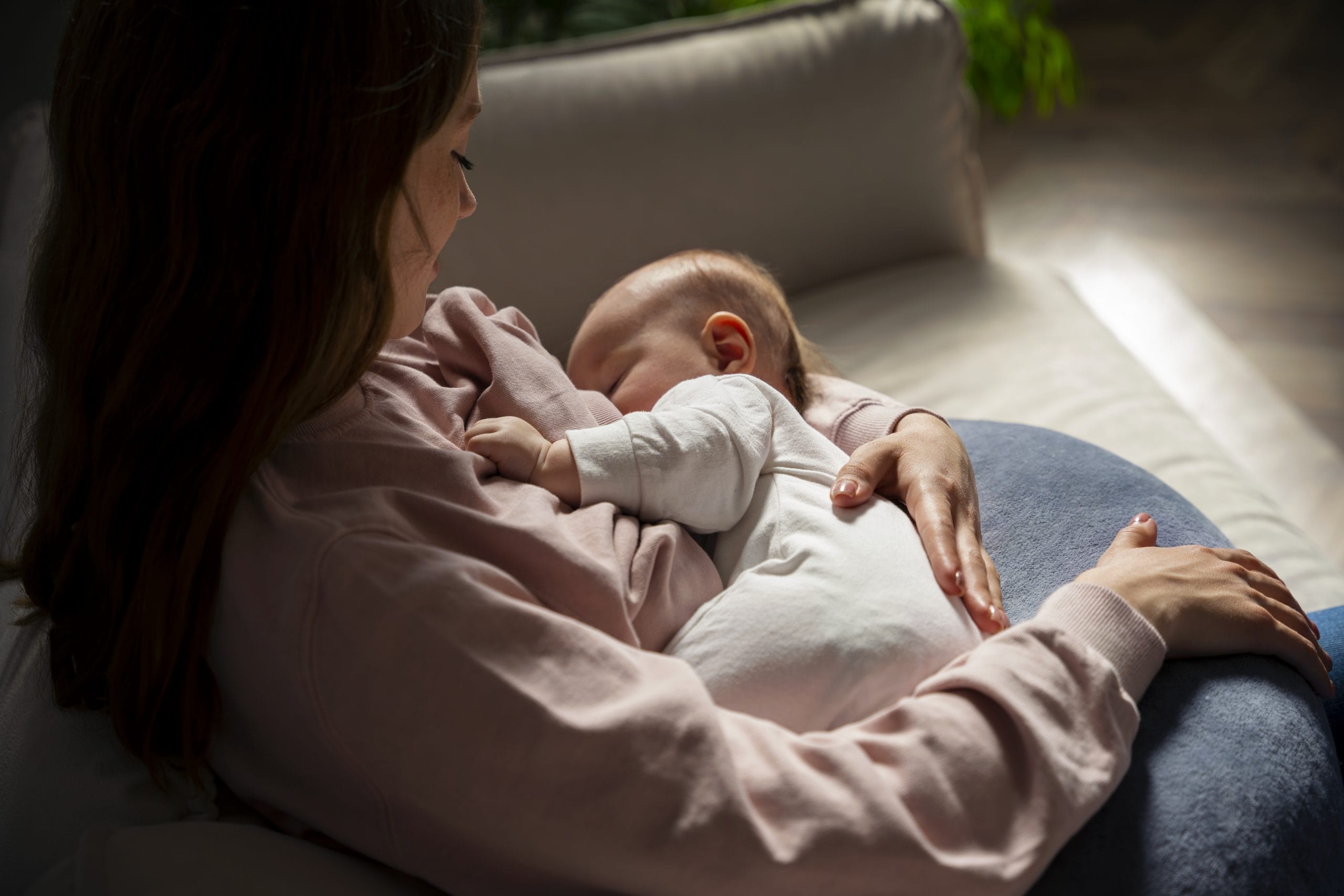 മുലയൂട്ടലിന്റെ മറ്റൊരു ​ഗുണമെന്തെന്നാൽ അമ്മമാരുടെ ശരീരഭാരം നിയന്ത്രിക്കുന്നതിനും പൊണ്ണത്തടി ഒഴിവാക്കുന്നതിനും സഹായിക്കുന്നു എന്നതാണ്. ഇതിന് സ്വയം കൊഴുപ്പ് കത്തിക്കാനുള്ള കഴിവുണ്ട്. പ്രതിദിനം 500 അധിക കലോറി പാൽ പുറന്തള്ളുന്നു. അതിലൂടെ അമ്മമാരുടെ ശരീരഭാരം വേഗത്തിൽ കുറയ്ക്കാൻ സഹായിക്കും. ഇത് ഉപാപചയ രോഗങ്ങളുടെ സാധ്യത കുറയ്ക്കുകയും ആരോഗ്യകരമായ ജീവിതശൈലി പ്രോത്സാഹിപ്പിക്കുകയും ചെയ്യുന്നു. (Image Credits: Freepik/ Gettyimages)
