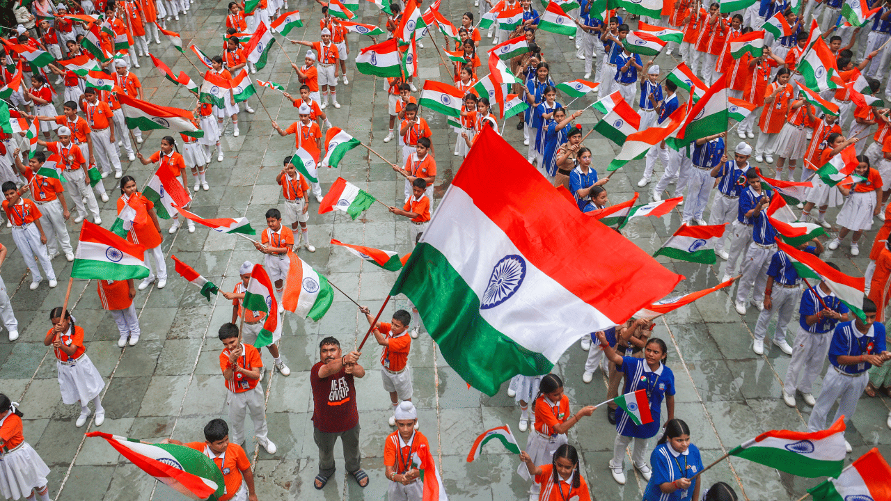 Independence day 2025: ആദ്യ ഇന്ത്യൻ പതാകയിൽ മഞ്ഞയും ചുവപ്പും നിറവും; ത്രിവർണ പതാകയുടെ കഥ ഇങ്ങനെ...