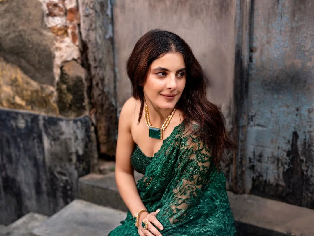 വിനീത് ശ്രീനിവാസൻ-നിവിൻ പോളി കൂട്ടുകെട്ടിൽ പിറന്ന ബ്ലോക്ക്ബസ്റ്റർ ചിത്രം തട്ടത്തിൻ മറയത്തിലൂടെയാണ്  ഇഷ തൽവാർ മലയാളികൾക്ക് പ്രിയങ്കരിയായത്. ഒറ്റ ചിത്രത്തിലൂടെ മലയാളികൾക്ക് പ്രിയങ്കരിയായി മാറിയ താരത്തിന്റെ വിശേഷങ്ങൾ അറിയാൻ ആരാധകർക്ക് ഏറെ താത്പര്യമാണ്. (Image Credits: Instagram)