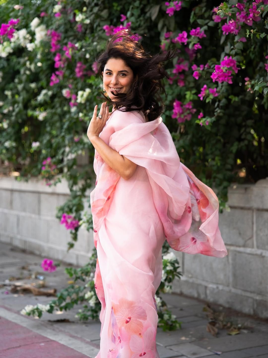 ഒരു വേഷത്തിനുവേണ്ടി റെസ്റ്റോറൻ്റിൽ വെച്ച് കരയാൻ താൻ തയ്യാറായില്ല. എന്തിനാണ് അങ്ങനെ പെരുമാറിയതെന്ന് ഇപ്പോഴും മനസ്സിലായിട്ടില്ലെന്നും ഇഷ കൂട്ടിച്ചേർത്തു.ഒരു അഭിനേത്രി എന്ന നിലയിൽ മടി ഉണ്ടാകരുതെന്നും കരയാൻ സാധിക്കണമെന്നും താരം പറഞ്ഞു.