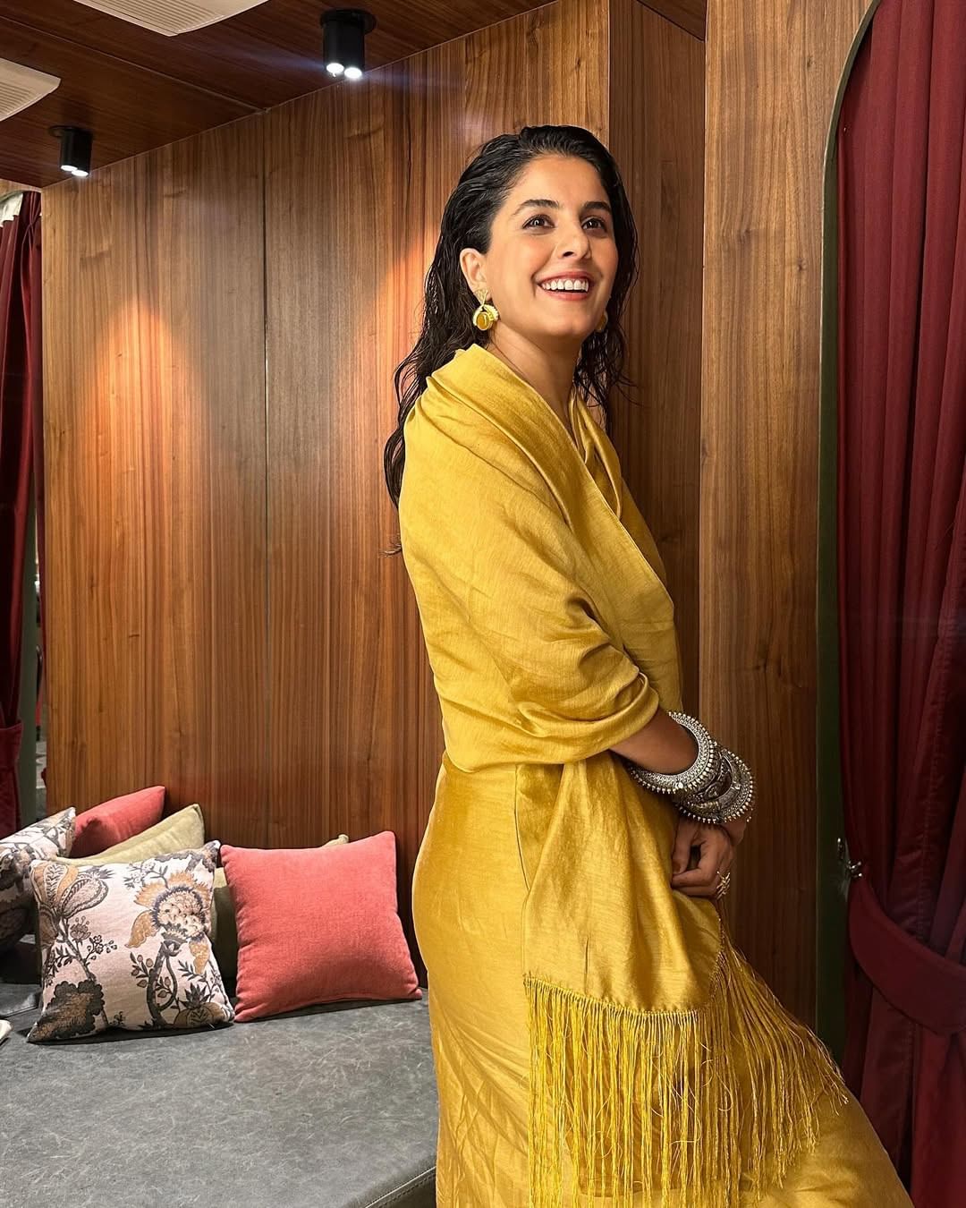 ഇപ്പോഴിതാ താരം പറഞ്ഞ വാക്കുകളാണ് സോഷ്യൽ മീഡിയയിൽ ചർച്ചയാകുന്നത്. യഷ് രാജ് ഫിലിംസിന്റെ കാസ്റ്റിങ് ഡയറക്ടർ ഷാനൂ ശർമ്മയ്‌ക്കെതിരെ  ഇഷ നടത്തിയ രൂക്ഷവിമർശനമാണ് ആരാധകർക്കിടയിൽ ചർച്ചയാകുന്നത്.ഇൻസ്റ്റ​ഗ്രാമിൽ ഒരു പോസ്റ്റിന് താഴെ കമൻ്റായാണ് നടി ഇക്കാര്യം വെളിപ്പെടുത്തിയത്.