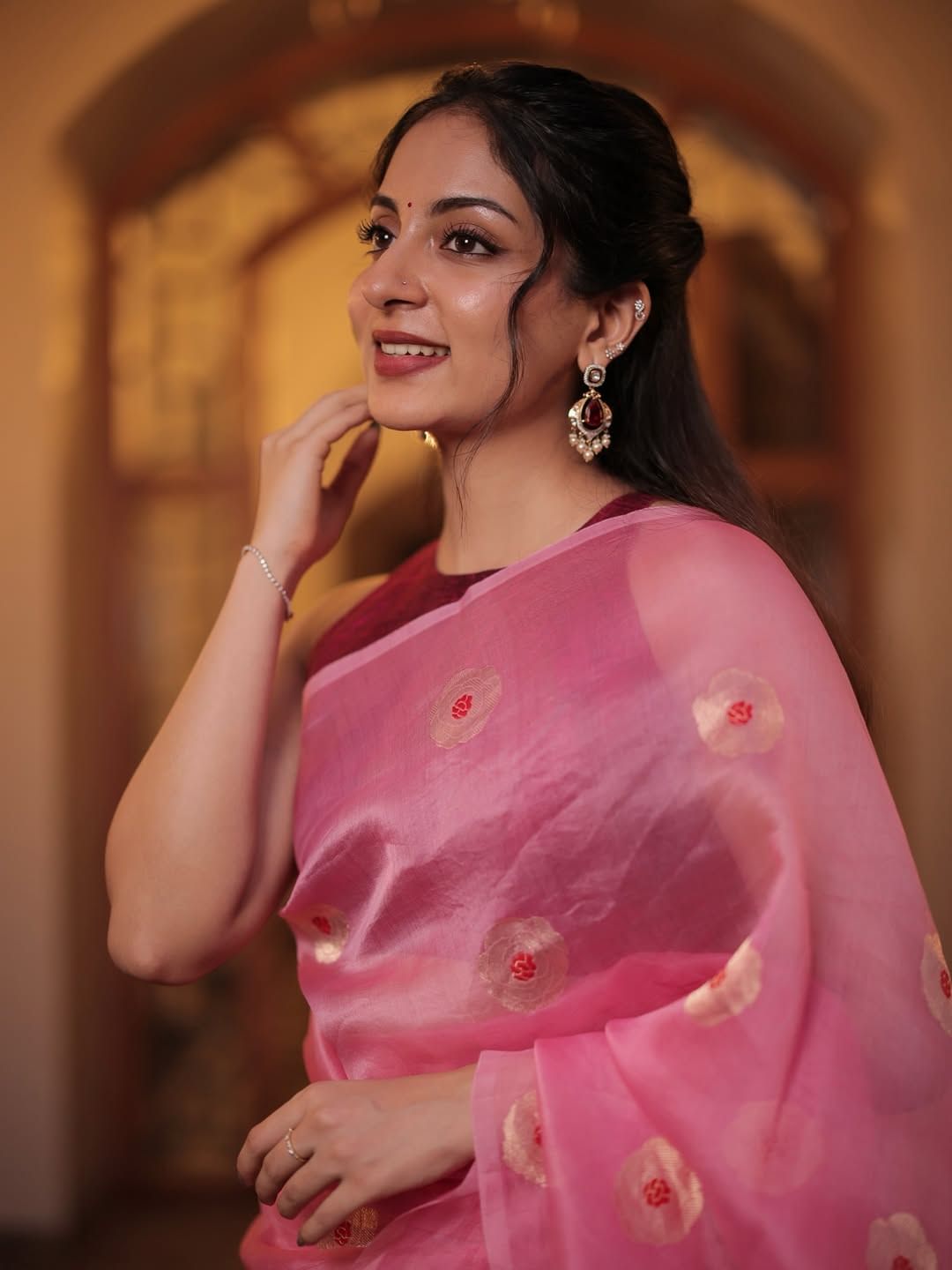 ഇപ്പോഴിതാ  ഓമിയെക്കുറിച്ചും ഓമിയെ കൂടുതൽ ഓമനിക്കുന്നത് ആരാണ് എന്ന ചോദ്യത്തിനുമൊക്കെ മറുപടി പറയുകയാണ് ദിയയുടെ സഹോദരി ഇഷാനി. ഓൺലൈൻ മാധ്യമങ്ങളോട് പ്രതികരിക്കുകയായിരുന്നു താരം.കുഞ്ഞിനെ എല്ലാവരും മാറി മാറി എടുക്കുമെന്നാണ് ഇഷാനി പറയുന്നത്.