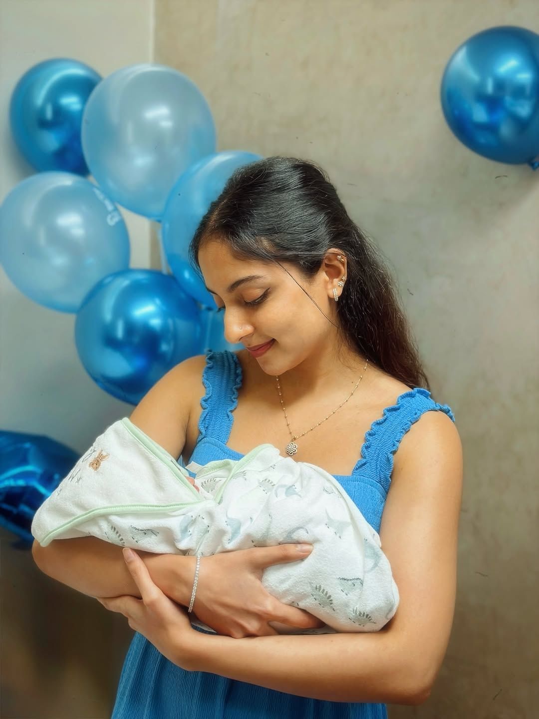 നിയോം എന്നാണ് ദിയ മകന് പേരിട്ടിരിക്കുന്നത്. ഓമി എന്നാണ് വീട്ടിൽ വിളിക്കുന്നതെന്നും താരം പറഞ്ഞിരുന്നു. ഇതിനു ശേഷം കുടുംബത്തിലെ എല്ലാ വിശേഷങ്ങളും ആരാധകരോട് പങ്കുവെയ്ക്കാറുണ്ട്. എന്നാൽ ഇതുവരെ കുഞ്ഞിന്റെ മുഖം വ്യക്തമാക്കിയിട്ടില്ല.