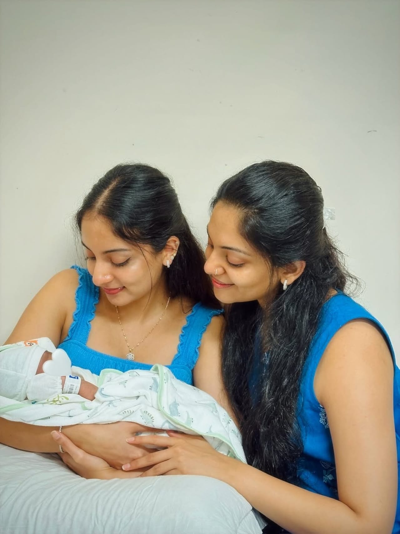 സോഷ്യൽ മീഡിയയിൽ ഏറെ സുപരിചിതരാണ് നടനും ബിജെപി നേതാവുമായ കൃഷ്ണ കുമാറിന്റെ കുടുംബം. കുടുബത്തിൽ പുതിയൊരു കുഞ്ഞ് അംഗം കൂടി എത്തിയതിന്റെ സന്തോഷത്തിലാണ് താരകുടുംബം. കഴിഞ്ഞ മാസമാണ് ഇൻഫ്ളുവൻസറും സംരംഭകയുമായ ദിയ കൃഷ്ണയ്ക്കും അശ്വിൻ ഗണേഷിനും ആൺ കുഞ്ഞ് പിറന്നത്. (Image Credits:Instagram)