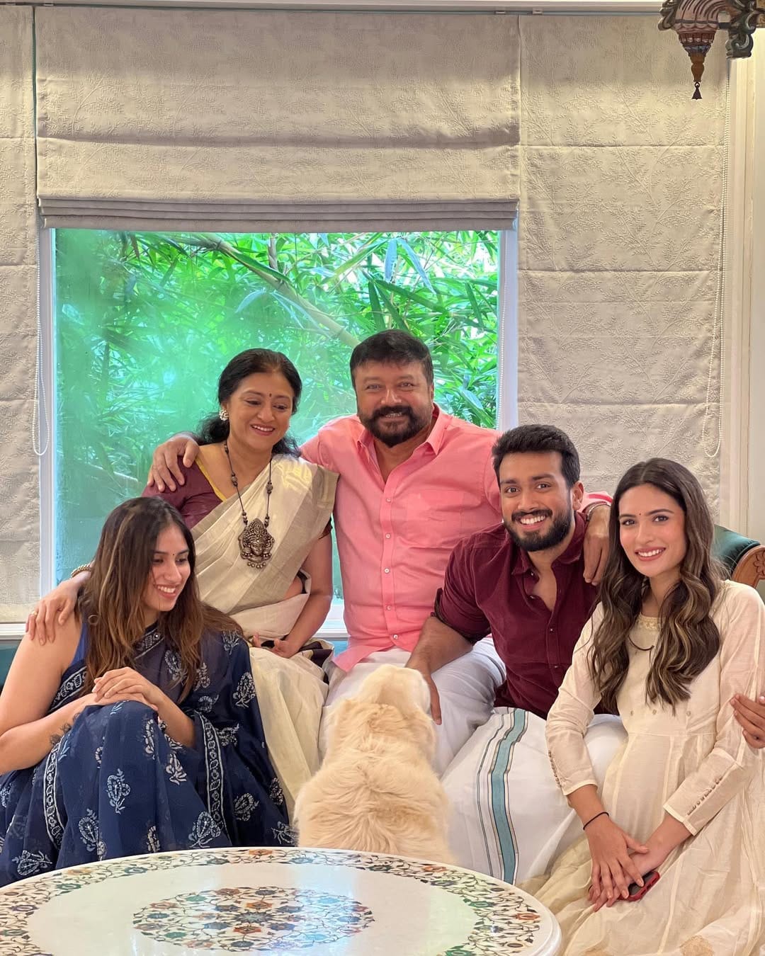 മലയാളികൾക്ക് ഏറെ സുപരിചിതമാണ് നടൻ ജയറാമിന്റെ കുടുംബം. കഴിഞ്ഞ വർഷമാണ് മക്കളായ കാളിദാസിന്റെയും മാളവികയുടെയും വിവാഹം നടന്നത്. ഇതിന്റെ ചിത്രങ്ങളും വീഡിയോകളും സോഷ്യൽ മീഡിയയിൽ വൈറലായിരുന്നു. ഇപ്പോഴിതാ അച്ഛനും മകനും വീണ്ടും ഒരുമിച്ച സിനിമയിലെത്താൻ പോകുന്നു. (Image Credits:Instagram)