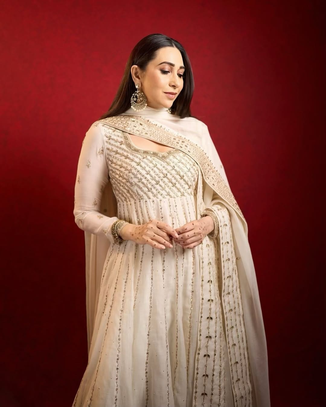 റോഡ് സൈഡിലെ കടകളിലോ വീടുകളിലോ പോയാണ് തങ്ങൾ വസ്ത്രം മാറാറുള്ളതെന്നും കരിഷ്മ പറയുന്നു.  സാങ്കേതിക വിദ്യയിലുണ്ടായ മാറ്റത്തെക്കുറിച്ചും കരിഷ്മ സംസാരിക്കുന്നുണ്ട്.