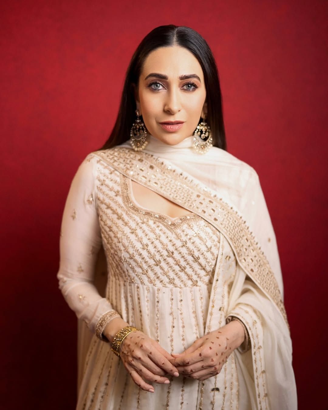 അവിടെ നിന്ന് ഇന്ന് എല്ലാവർക്കും കാരവന്‍ എന്ന നിലയിലേക്ക് വളരുന്നത് താന്‍ നേരിട്ട് കണ്ടുവെന്നാണ് കരിഷ്മ പറയുന്നത്. ഇന്നത്തെ പലർക്കും വിശ്വാസിക്കാൻ പറ്റാത്ത സാഹചര്യങ്ങളിൽ ജോലി ചെയ്തിട്ടുണ്ടെന്നാണ് നടി പറയുന്നത്.