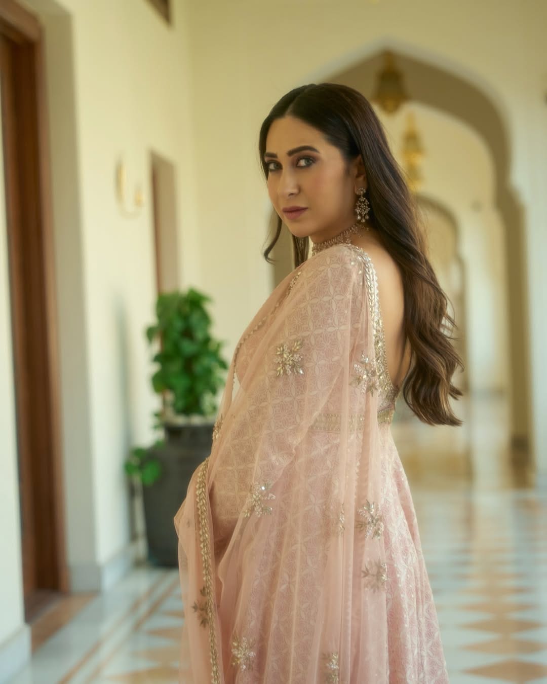 കുറ്റിക്കാടുകള്‍ക്ക് പിന്നിലായിരുന്നു തങ്ങൾ പോയിരുന്നതെന്നാണ് കരിഷ്മ പറയുന്നത്.  ബാത്ത് റൂം ഉപയോഗിക്കണമെങ്കില്‍ മൈലുകള്‍ നടക്കേണ്ടിവരും.  അപ്പോള്‍ മാഡം ബാത്ത് റൂമില്‍ പോവുകയാണെന്ന് സെറ്റിലുള്ളവരെല്ലാം അടക്കം പറയുന്നുണ്ടാകുമെന്നും കരിഷ്മ കപൂര്‍ പറയുന്നു.